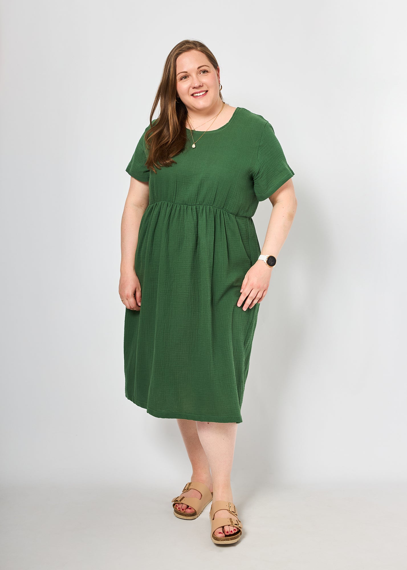 Dunja trägt auf dem Foto 'Belinda' Größe 3XL, Musselin 'tannengrün'