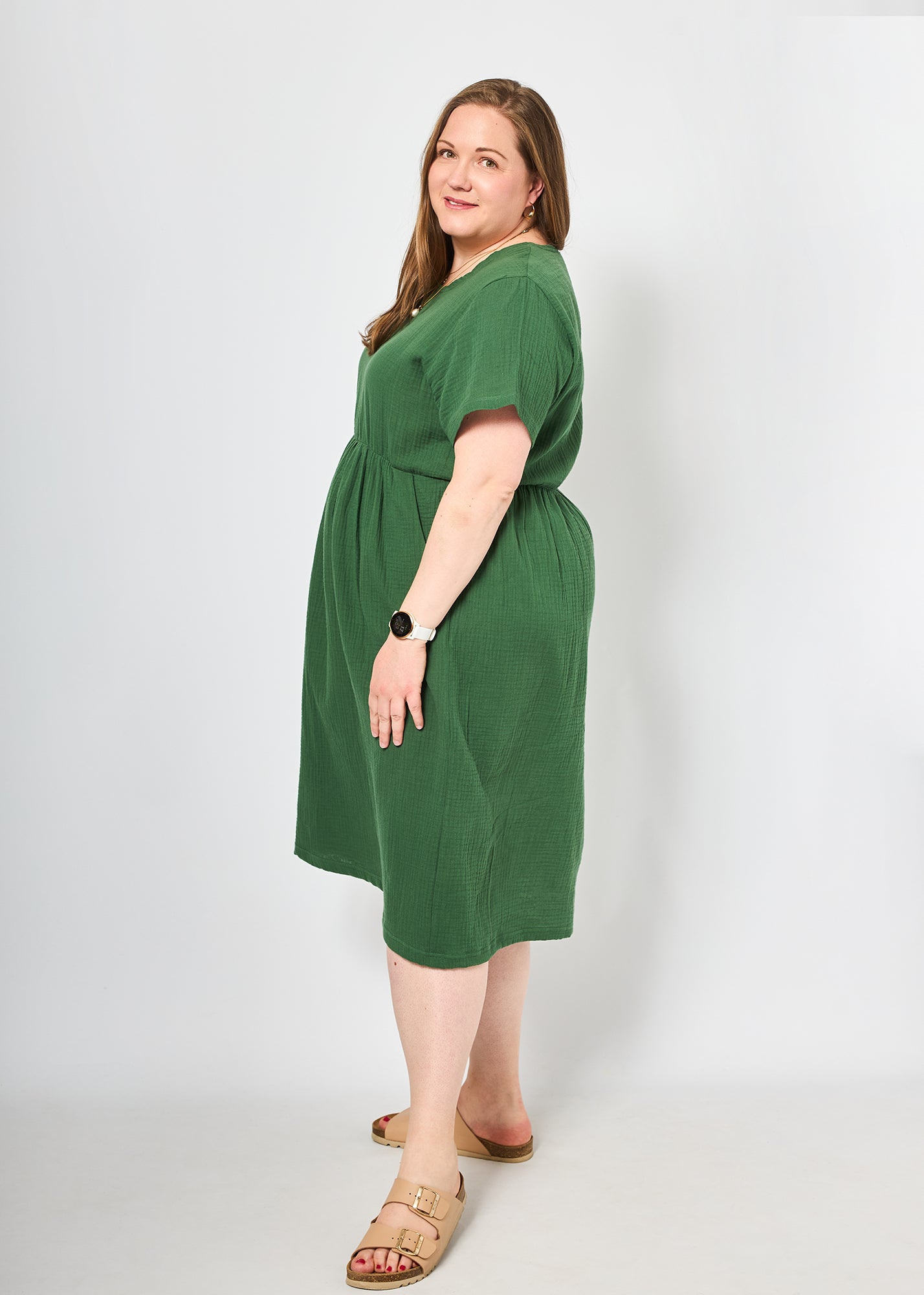 Dunja trägt auf dem Foto 'Belinda' Größe 3XL, Musselin 'tannengrün'