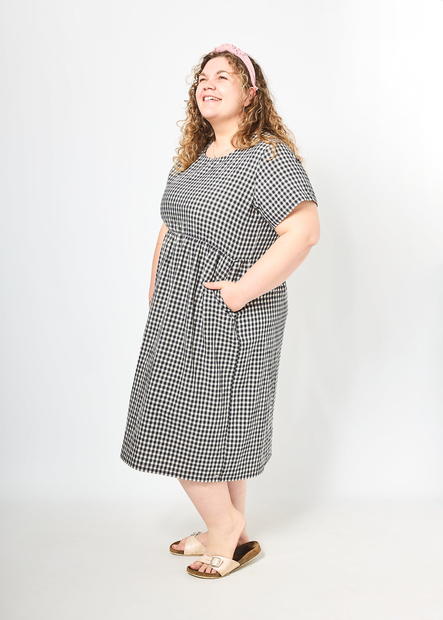 Vroni trägt auf dem Foto 'Belinda' Größe 4XL, Seersucker 'schwarz-creme"