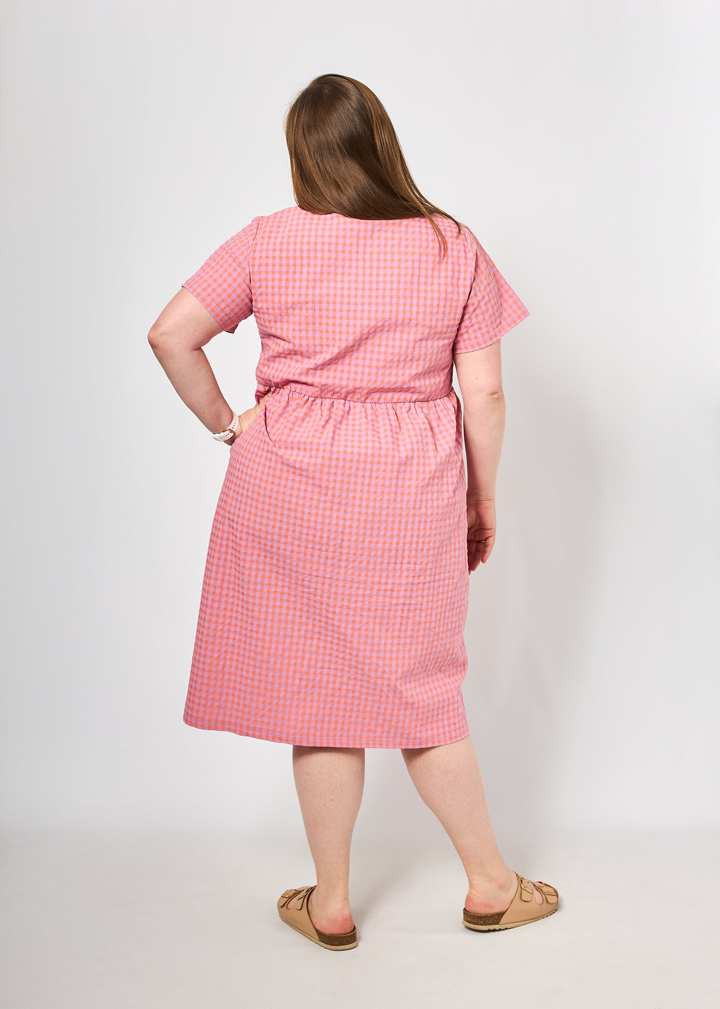 Dunja trägt auf dem Foto 'Belinda' Größe 3XL, Seersucker 'pink-flieder'