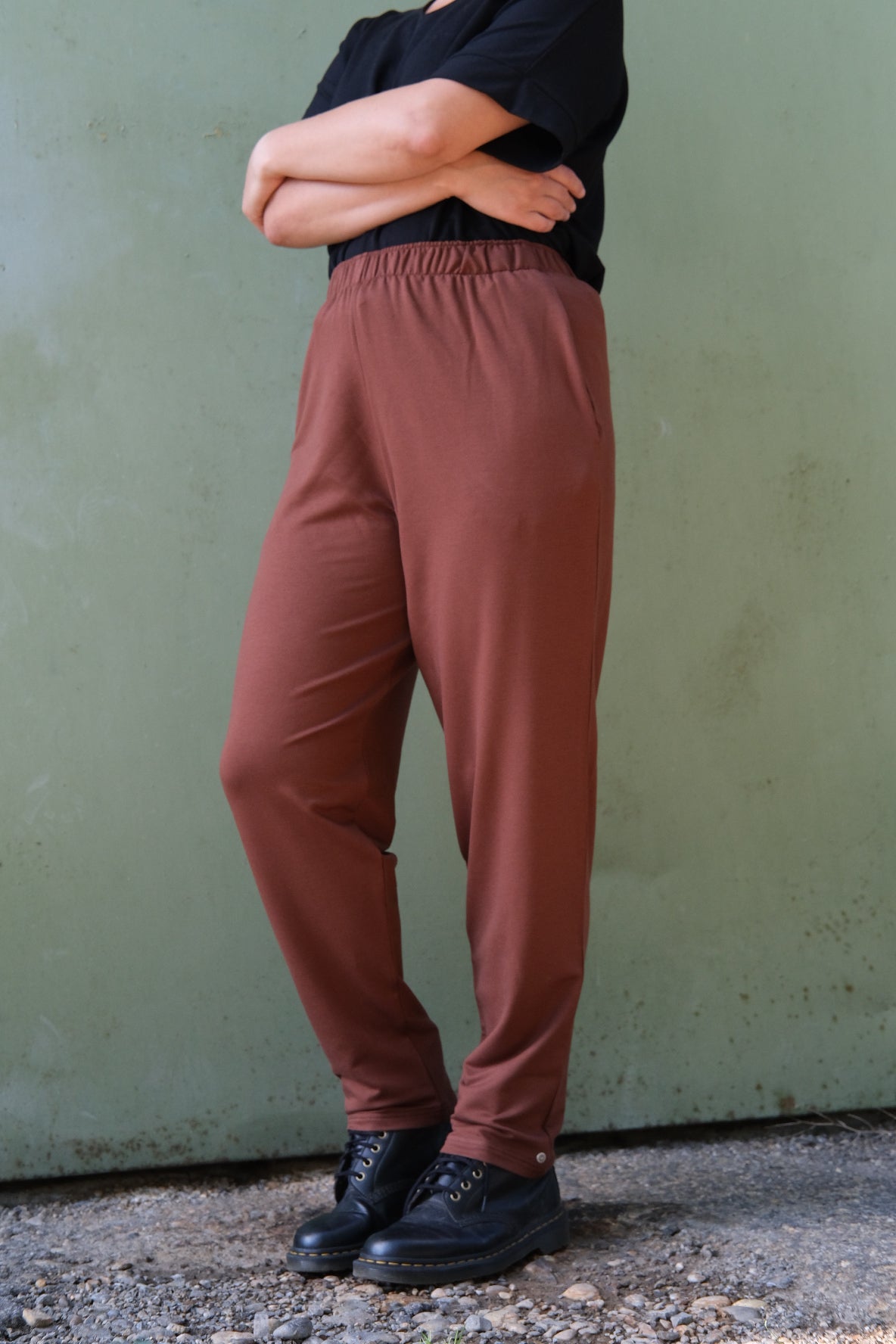 Melly trägt auf dem Foto 'Karo' Größe M, Tencelsweat nuss