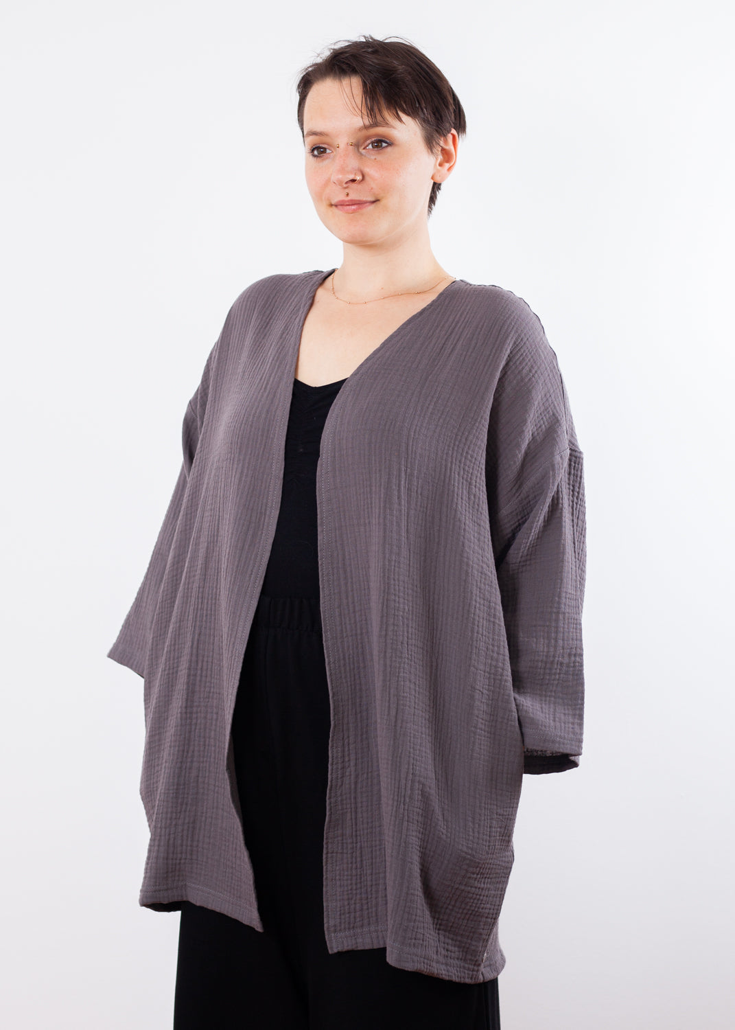 Melly trägt auf dem Foto 'Cora', dreiviertelarm Größe M, Musselin grau