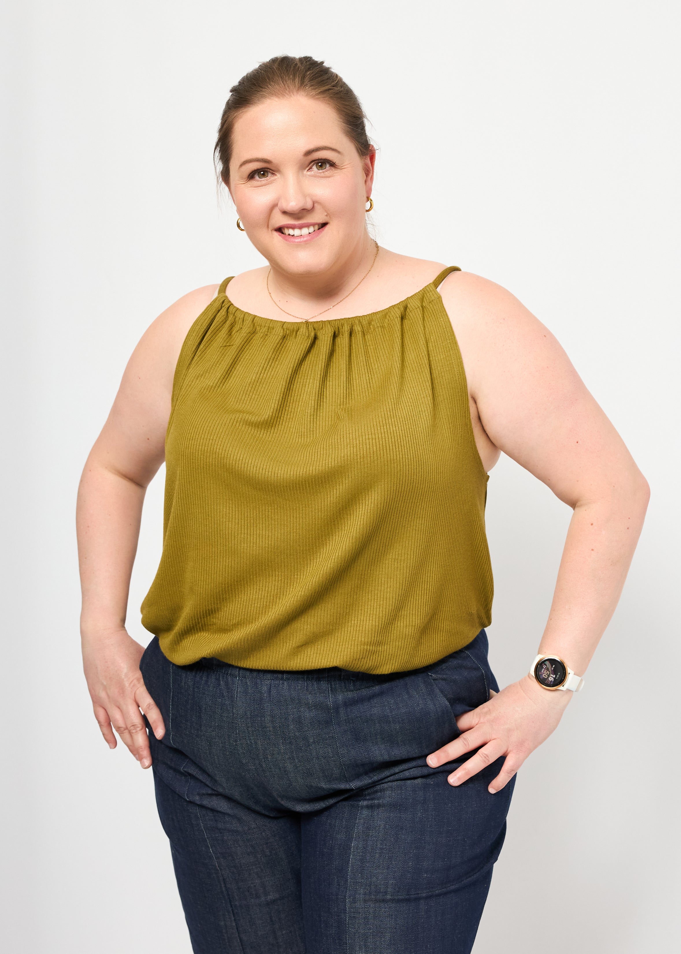 Dunja trägt das Cleopatraoberteil in Rippjersey khaki Größe XXL & Bermuda Jeans Größe 3XL