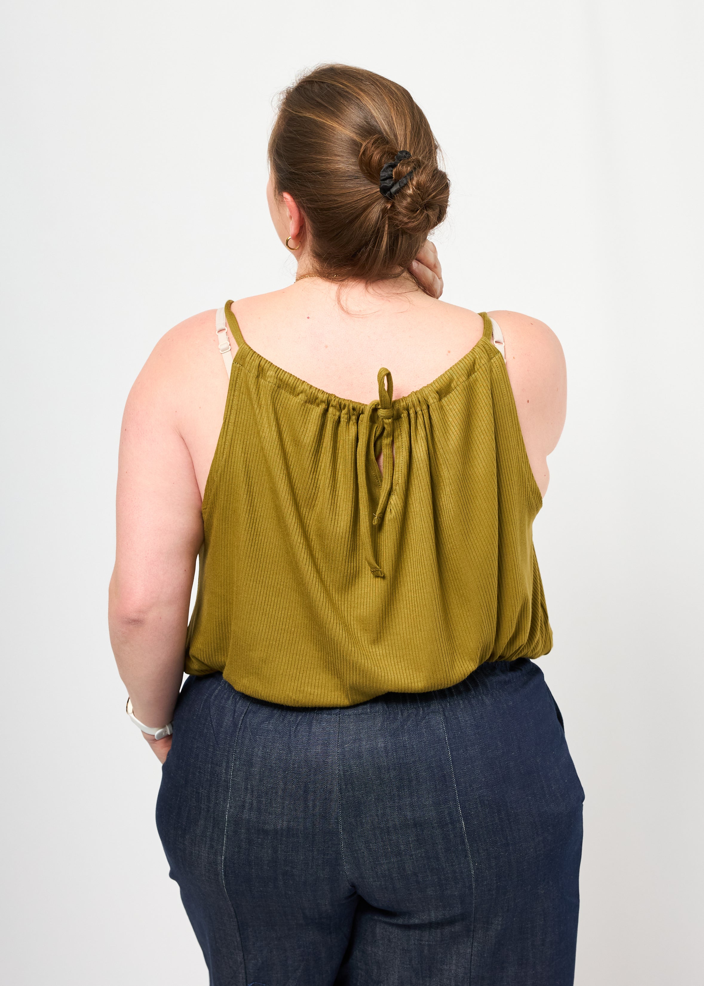Dunja trägt das Cleopatraoberteil in Rippjersey khaki Größe XXL & Bermuda Jeans Größe 3XL