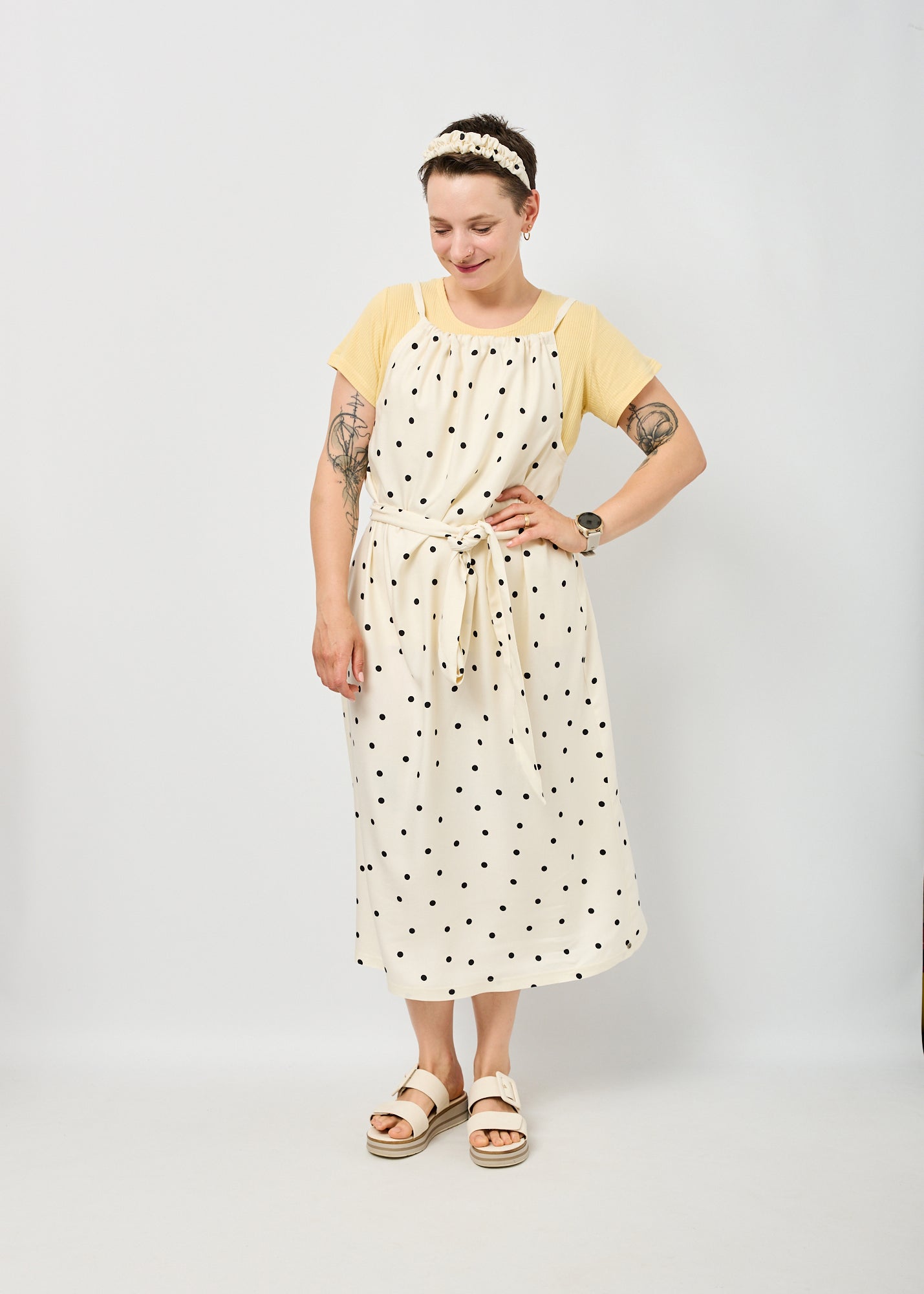 Melly trägt hier das Cleopatrakleid in Größe L und das Basicshirt Rippjersey butter yellow in Größe M