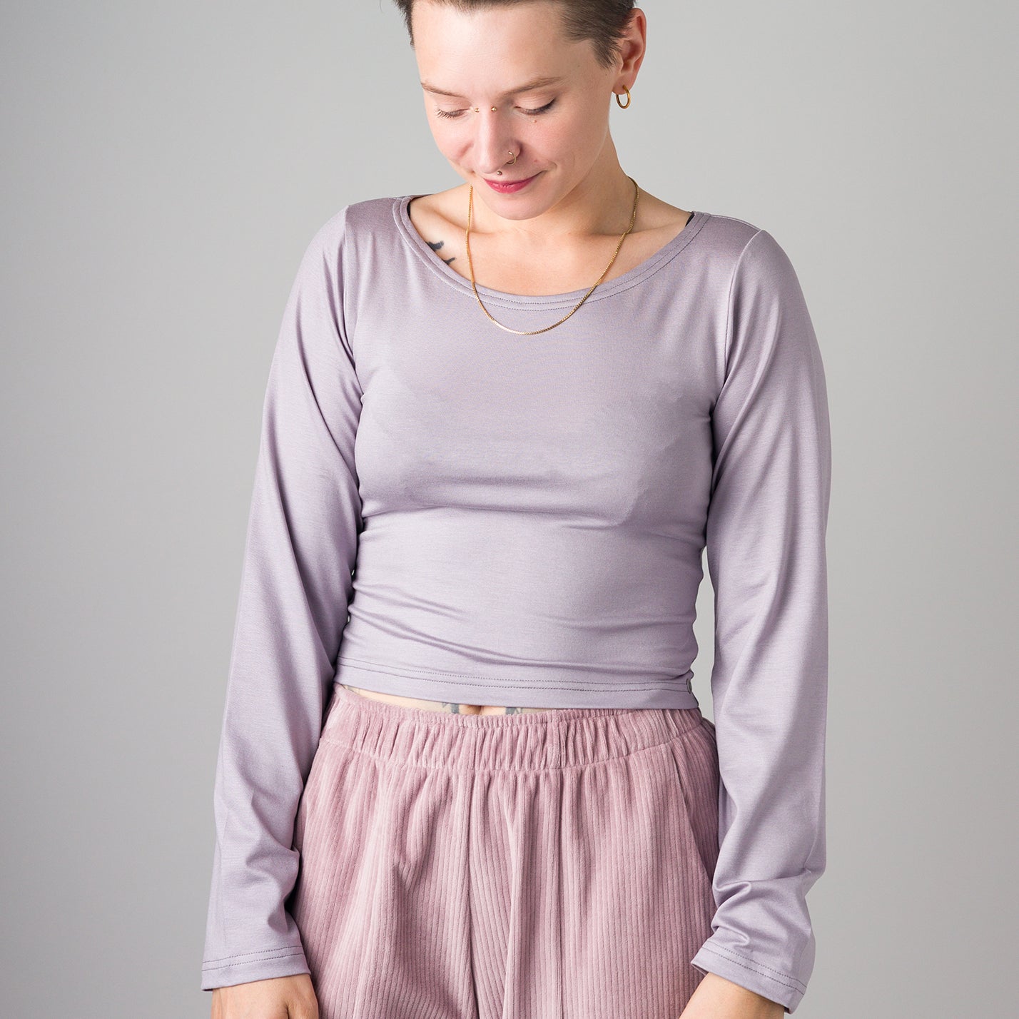 Melly trägt auf dem Foto 'Conni' Größe S, Tenceljersey flieder