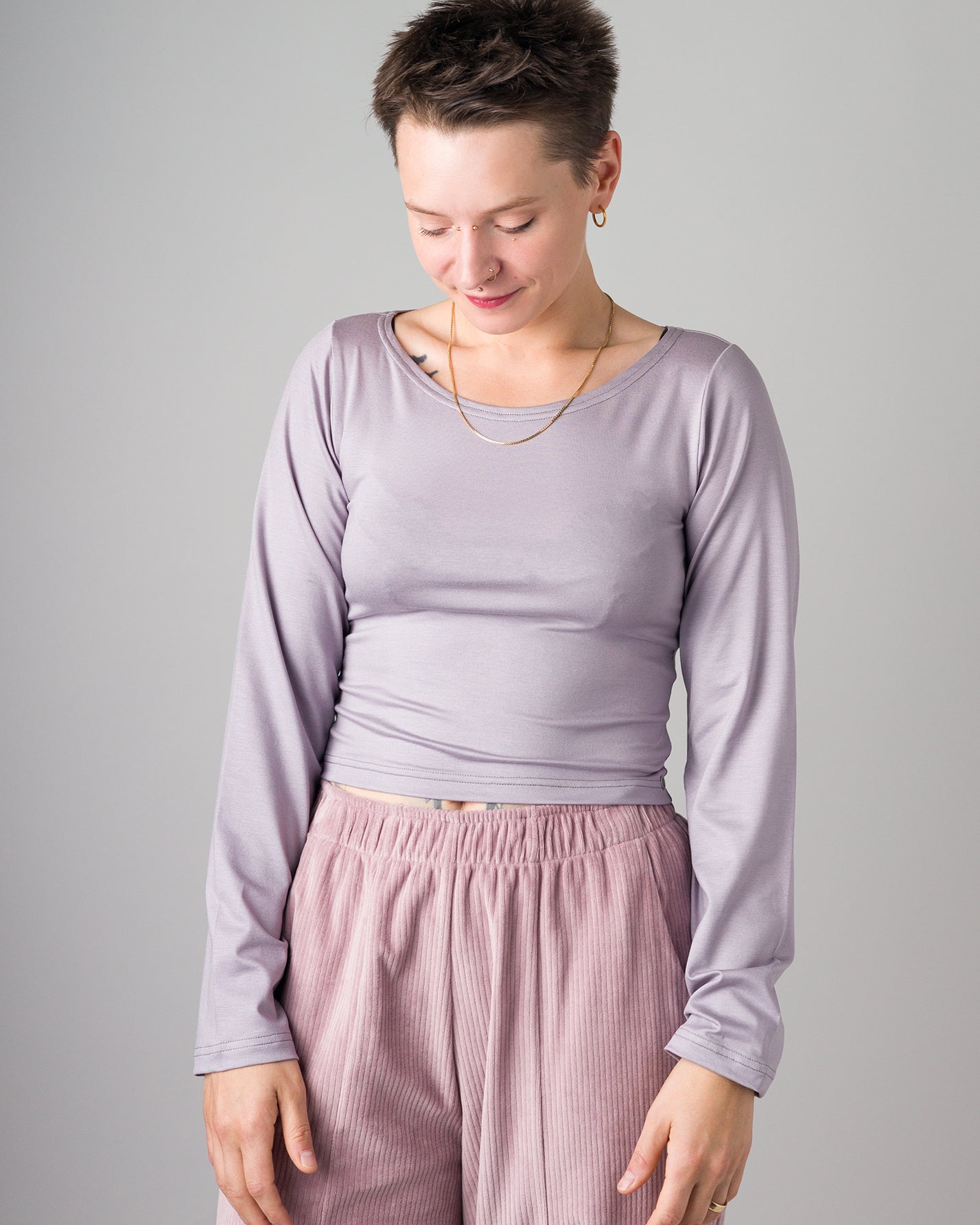 Melly trägt auf dem Foto 'Conni' Größe S, Tenceljersey flieder