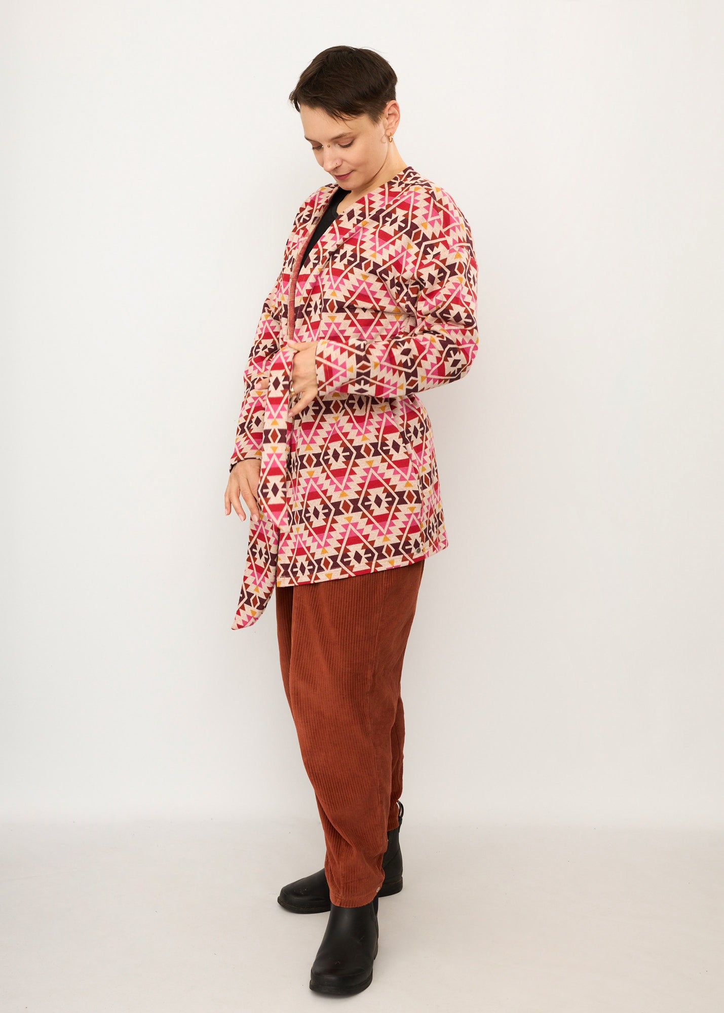 Melly trägt auf dem Foto 'Cora' Größe S, Muster elastisch, Jacquardstrick Pink-rot und 'Betty' Größe M, Velvet-Cord rostrot