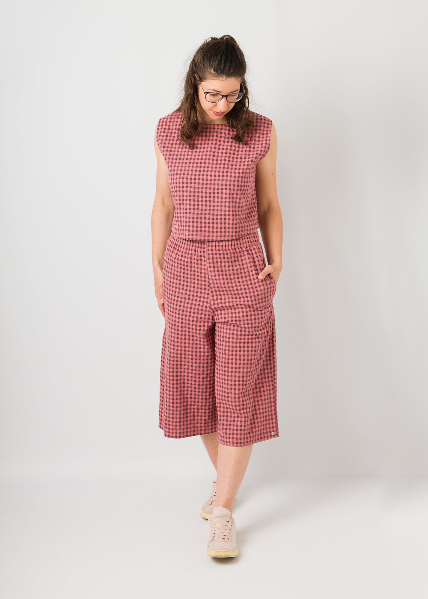 Mel trägt auf dem Foto 'Chloe' Größe S, Seersucker 'pflaume-rosé'