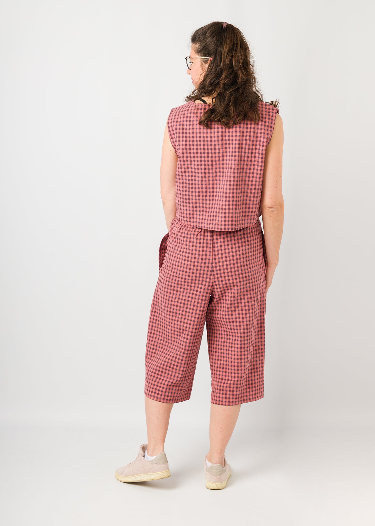 Mel trägt auf dem Foto 'Chloe' Größe S, Seersucker 'pflaume-rosé'