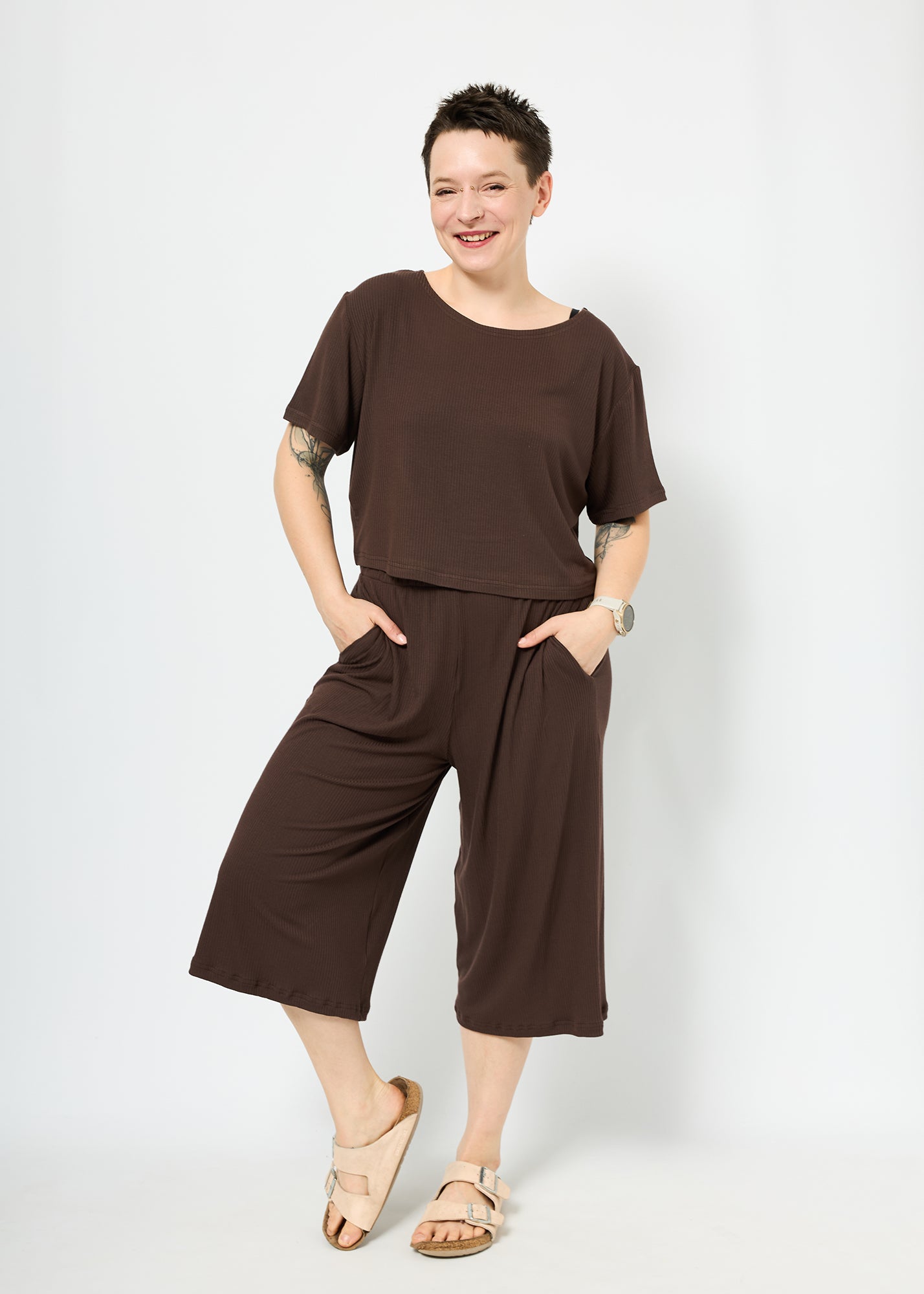 Melly trägt auf dem Foto 'Gerda' Größe M und 'Chloe' Größe M, Rippjersey 'braun'