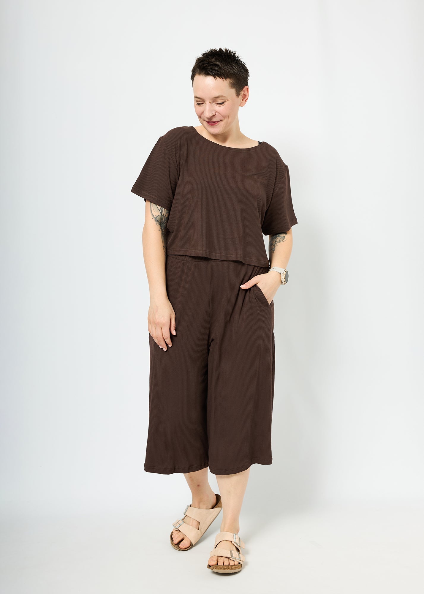 Melly trägt auf dem Foto 'Gerda' Größe M und 'Chloe' Größe M, Rippjersey 'braun'