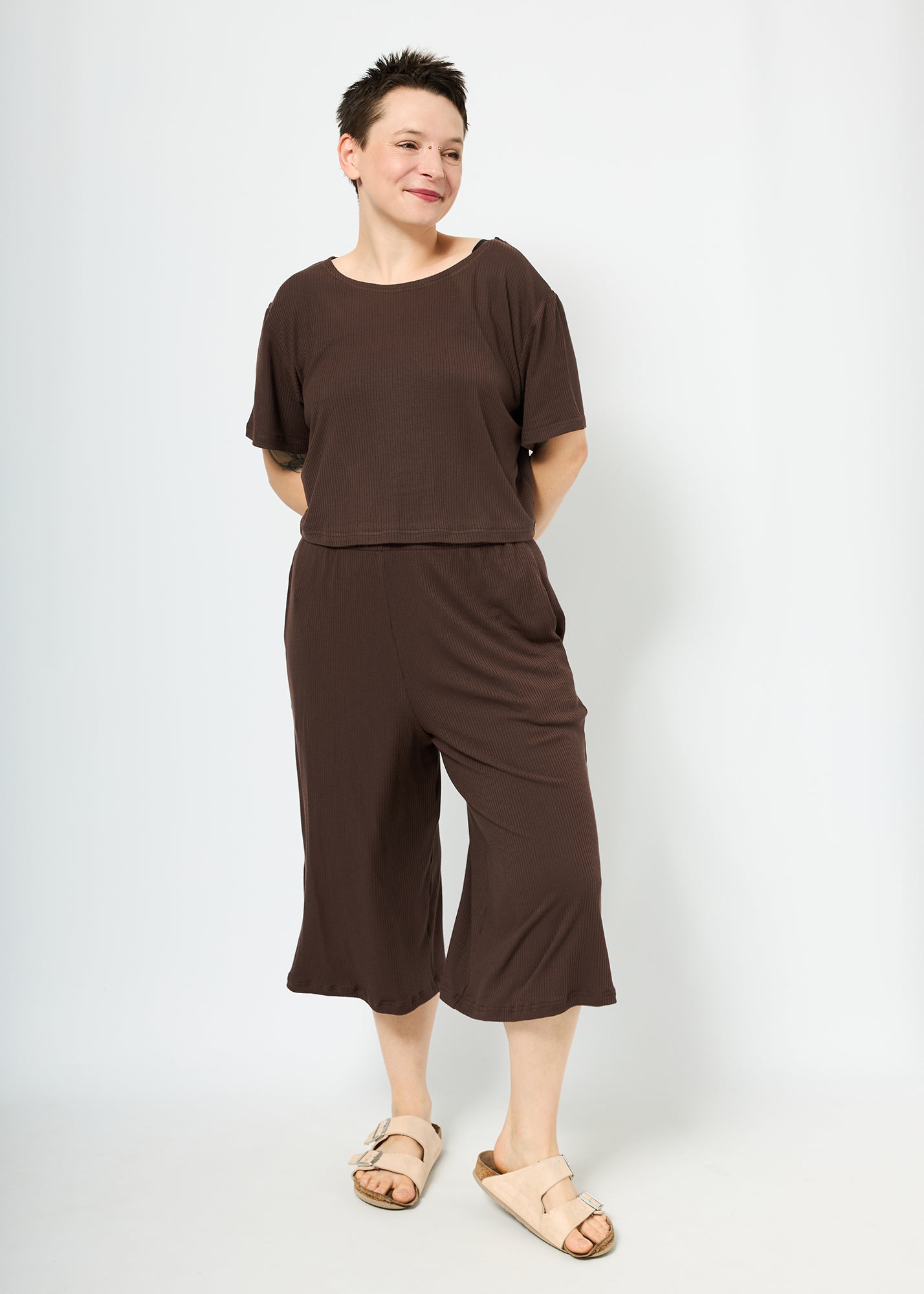 Melly trägt auf dem Foto 'Gerda' Größe M und 'Chloe' Größe M, Rippjersey 'braun'