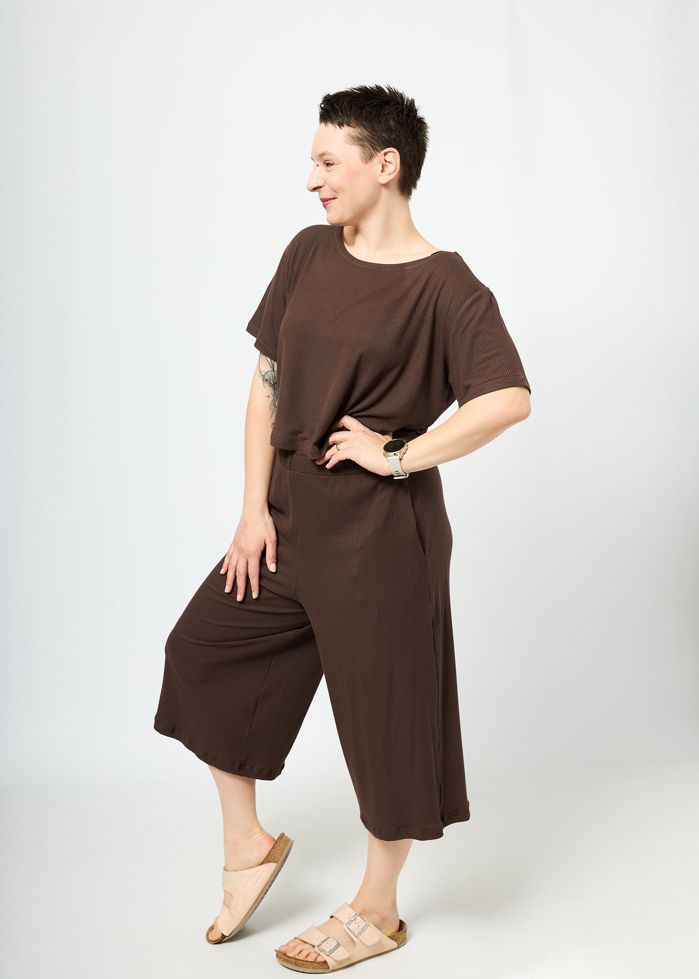 Melly trägt auf dem Foto 'Gerda' Größe M und 'Chloe' Größe M, Rippjersey 'braun'