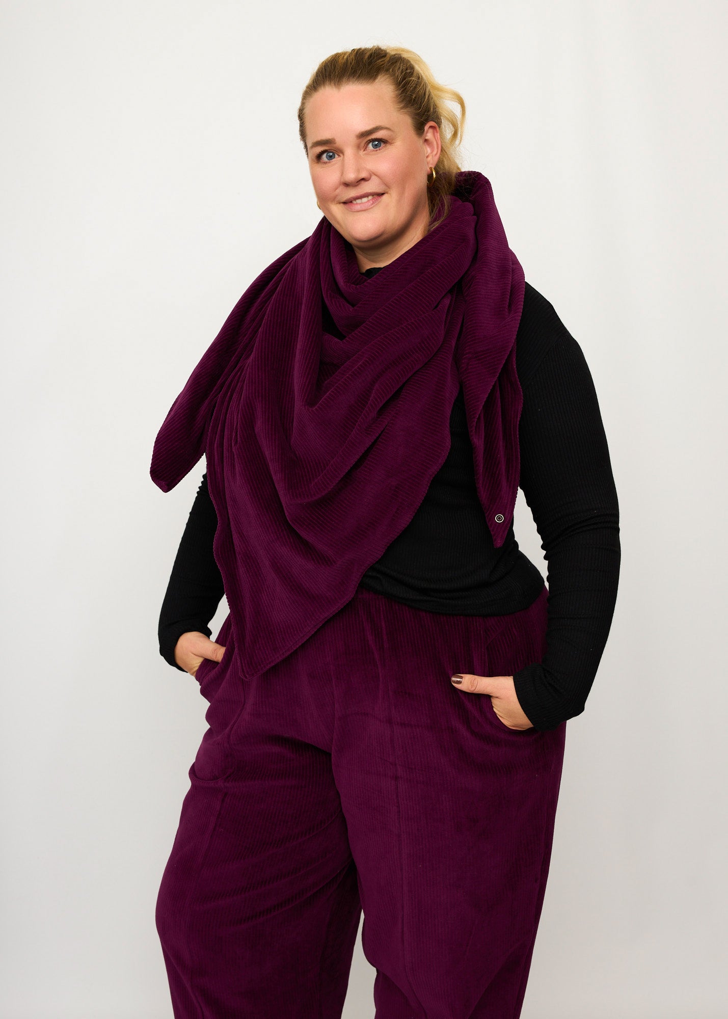 Nina trägt auf dem Foto das Dreieckstuch und Hose 'Betty', Velvet-Cord aubergine