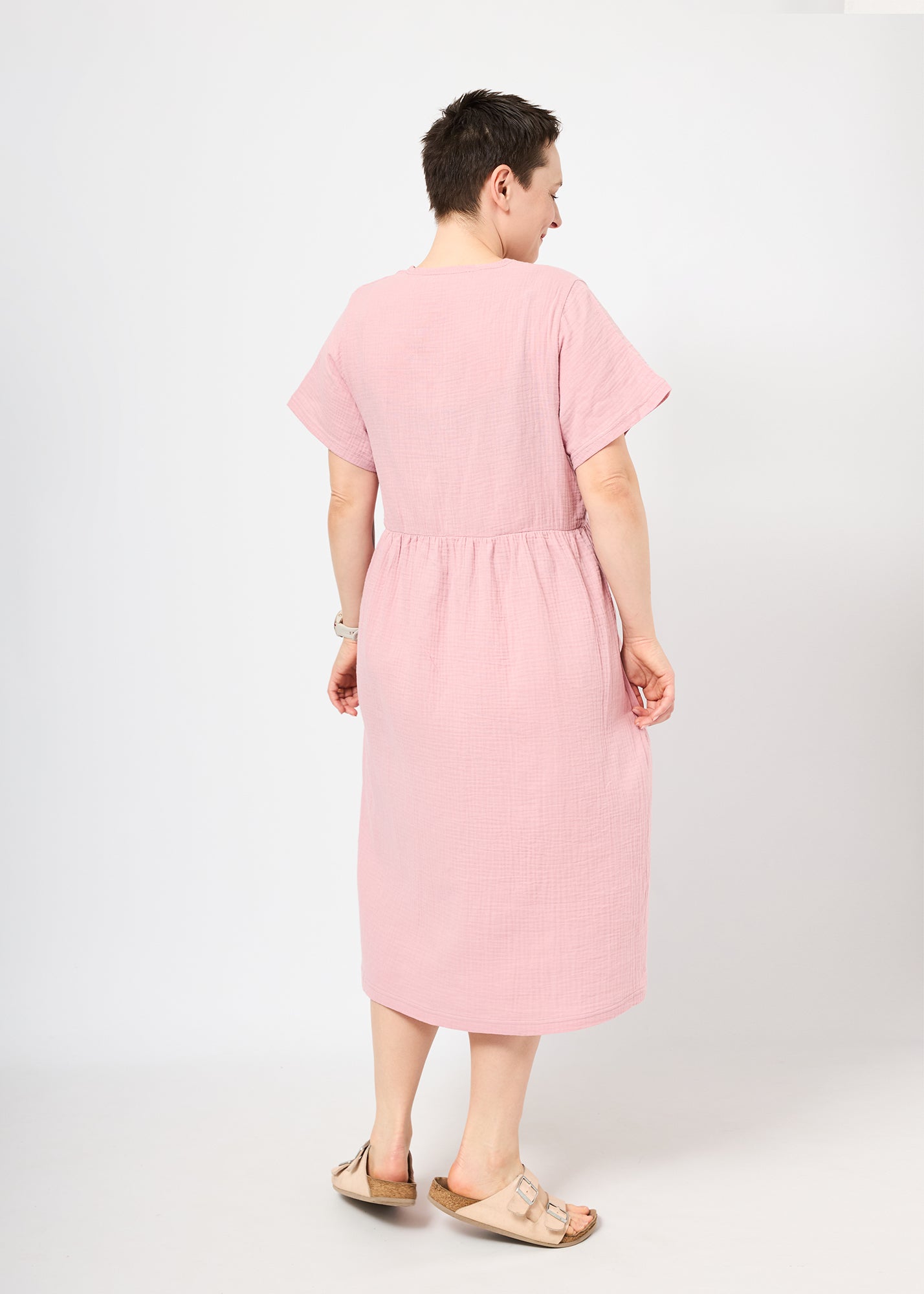 Melly trägt auf dem Foto 'Belinda' Größe M, Musselin 'altrosa'