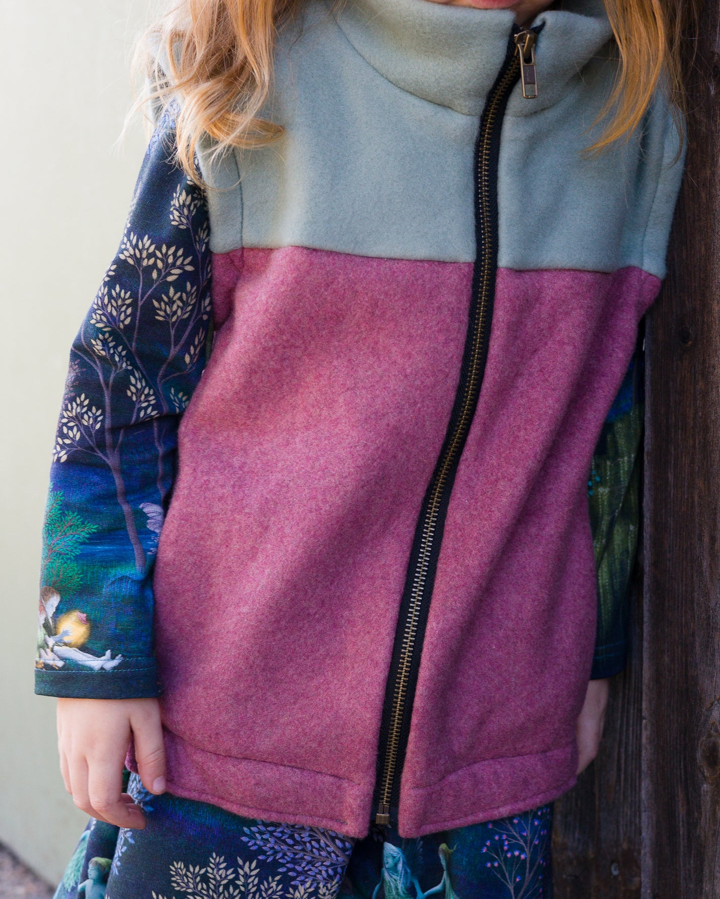 Ronja ist auf dem Foto fast 5 Jahre alt und trägt 'Adam' Größe 110/116 und 'Willi' Fleece Größe 110/116