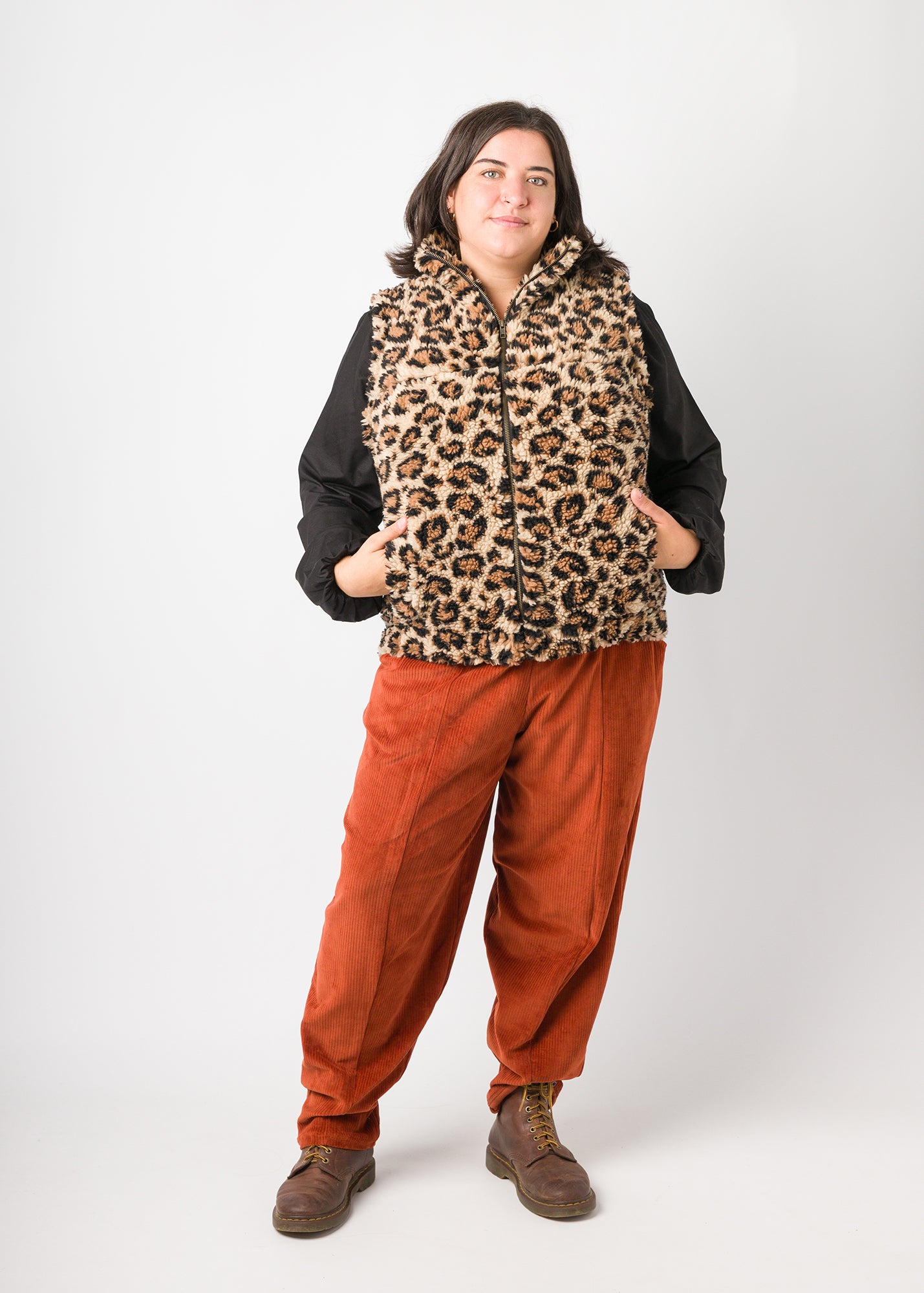 Flores trägt auf dem Foto 'Greta' Größe XL, Tenceljersey schwarz, 'Wilhelm' Größe XXL, Plüsch 'Leobertchen' und 'Betty' Größe XXL, Velvet-Cord rostrot