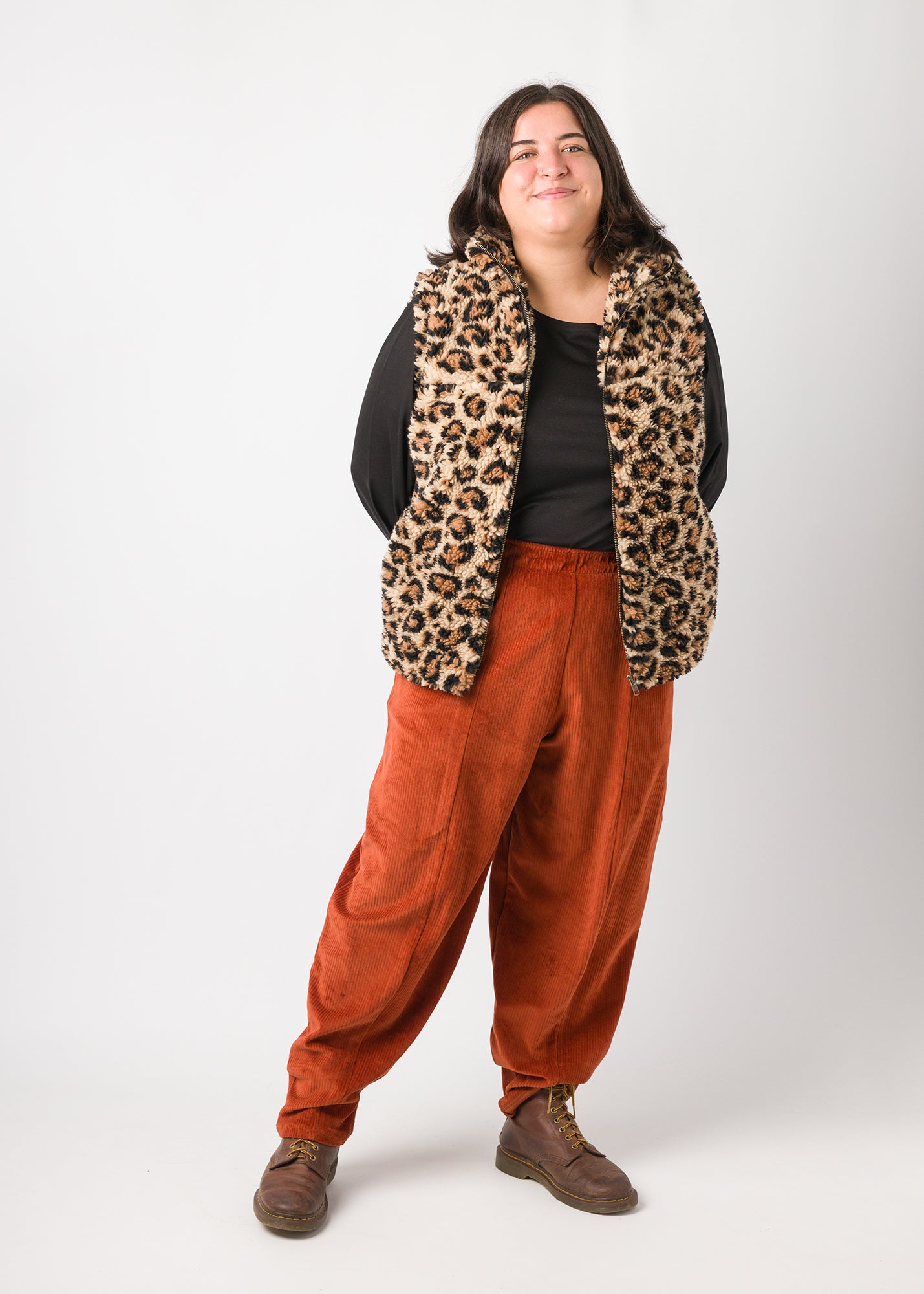 Flores trägt auf dem Foto 'Wilhelm' Größe XL, Plüsch 'Leobertchen'