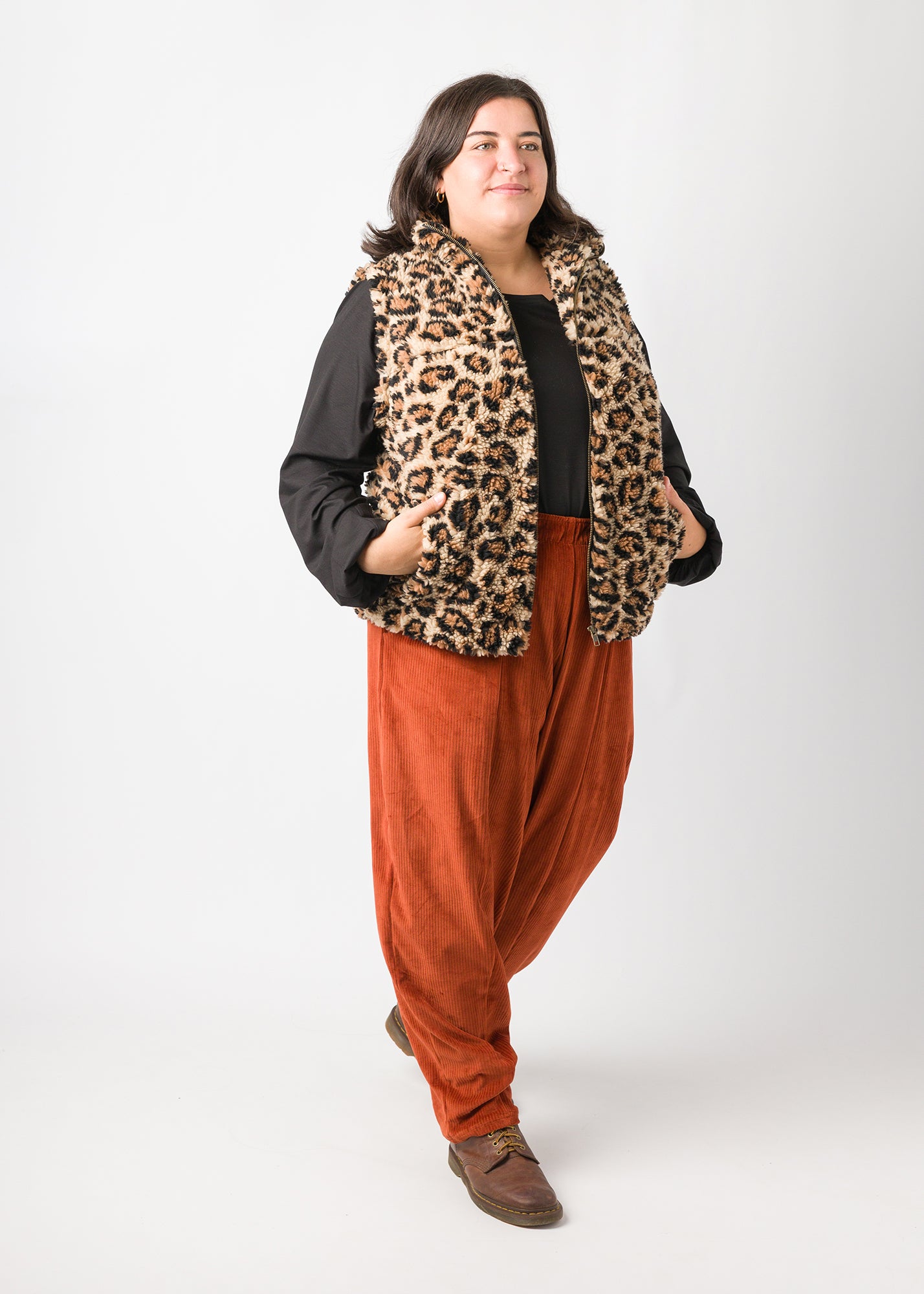 Flores trägt auf dem Foto 'Greta' Größe XL, Tenceljersey schwarz, 'Wilhelm' Größe XXL, Plüsch 'Leobertchen' und 'Betty' Größe XXL, Velvet-Cord rostrot