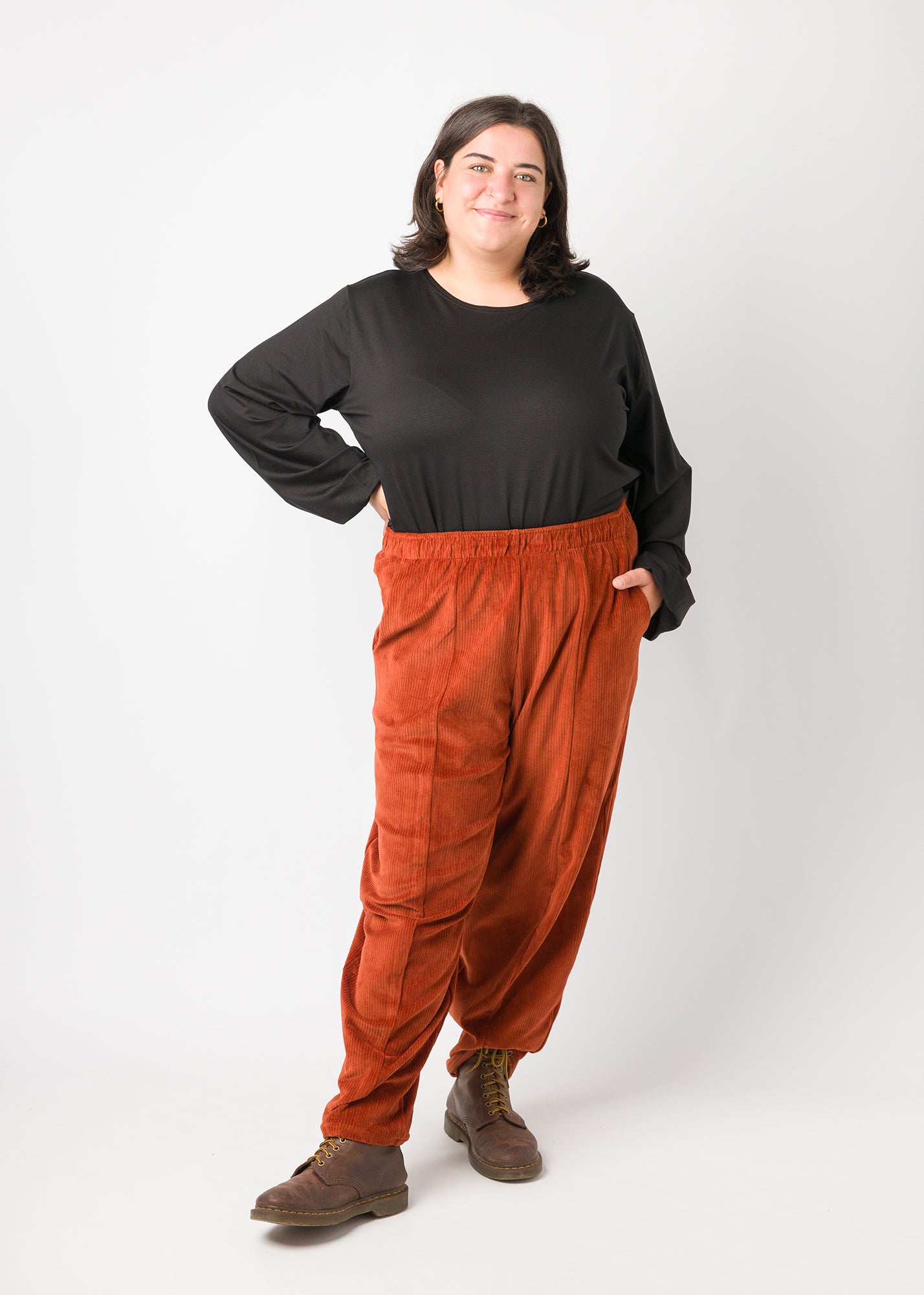 Flores trägt auf dem Foto 'Greta' Größe XL, Tenceljersey schwarz und 'Betty' Größe XXL, Velvet-Cord rostrot