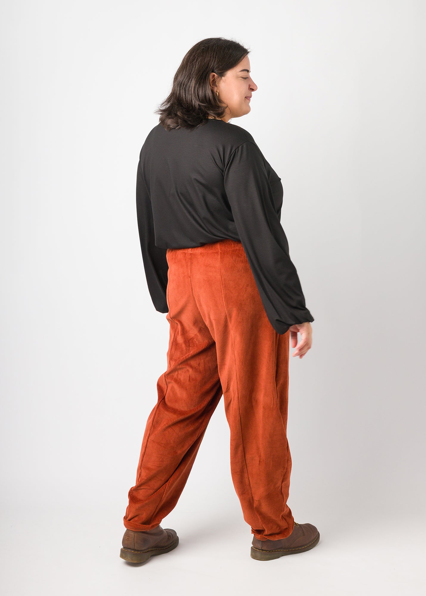 Flores trägt auf dem Foto 'Greta' Größe XL, Tenceljersey schwarz und 'Betty' Größe XXL, Velvet-Cord rostrot