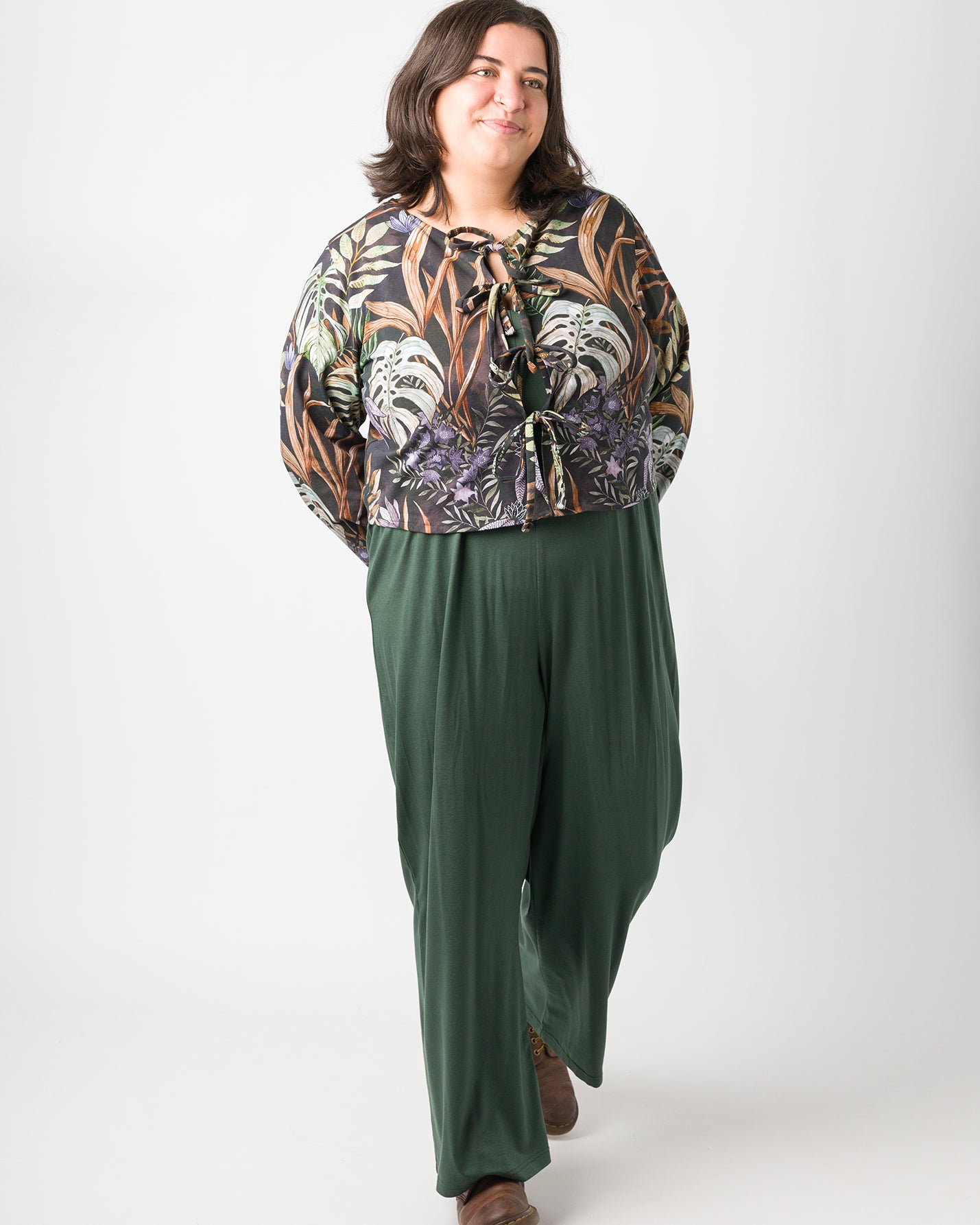 Flores trägt auf dem Foto 'Bella' Größe XL, Muster elastisch 'Plantlover' und  'Franz' Größe XXXL, Tenceljersey waldgrün