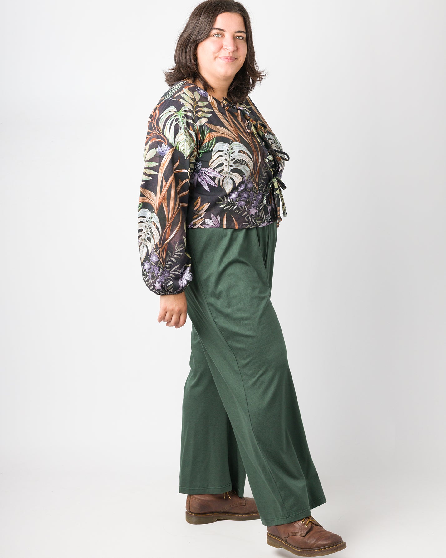 Flores trägt auf dem Foto 'Bella' Größe XL, Muster elastisch 'Plantlover' und  'Franz' Größe XXXL, Tenceljersey waldgrün