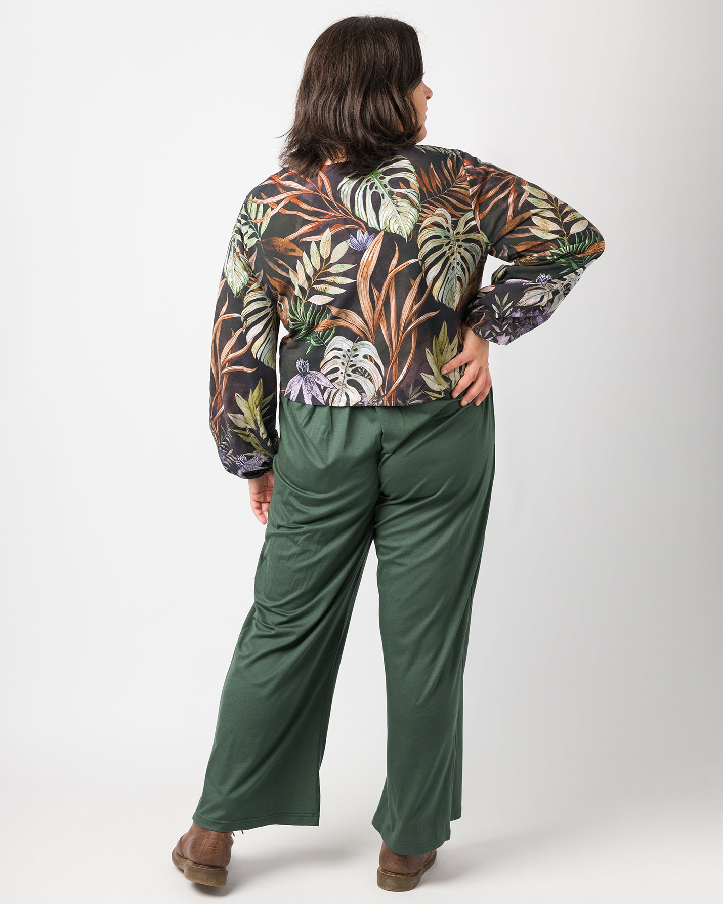 Flores trägt auf dem Foto 'Bella' Größe XL, Muster elastisch 'Plantlover' und  'Franz' Größe XXXL, Tenceljersey waldgrün