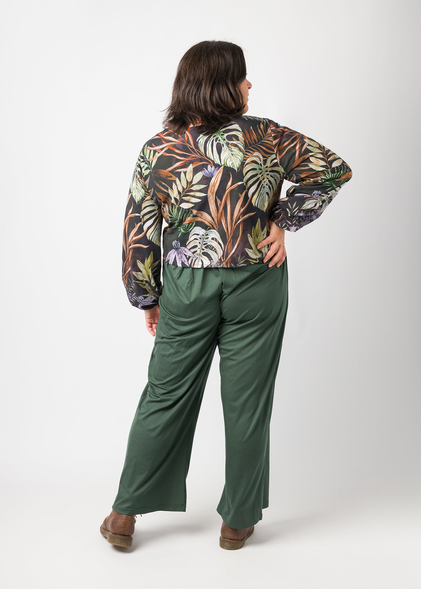 Flores trägt auf dem Foto 'Bella' Größe XL, Muster elastisch 'Plantlover' und  'Franz' Größe XXXL, Tenceljersey waldgrün