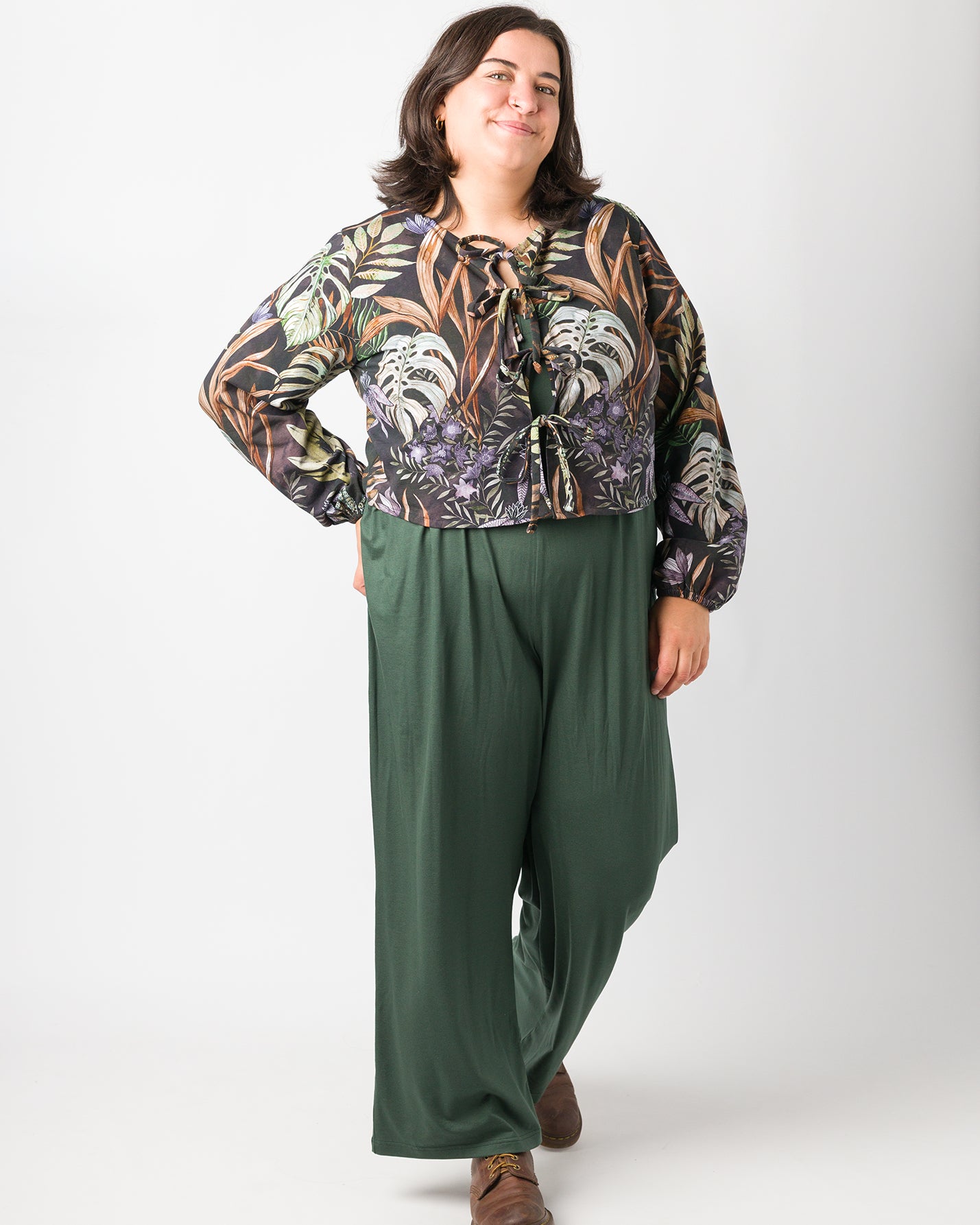 Flores trägt auf dem Foto 'Bella' Größe XL, Muster elastisch 'Plantlover' und  'Franz' Größe XXXL, Tenceljersey waldgrün