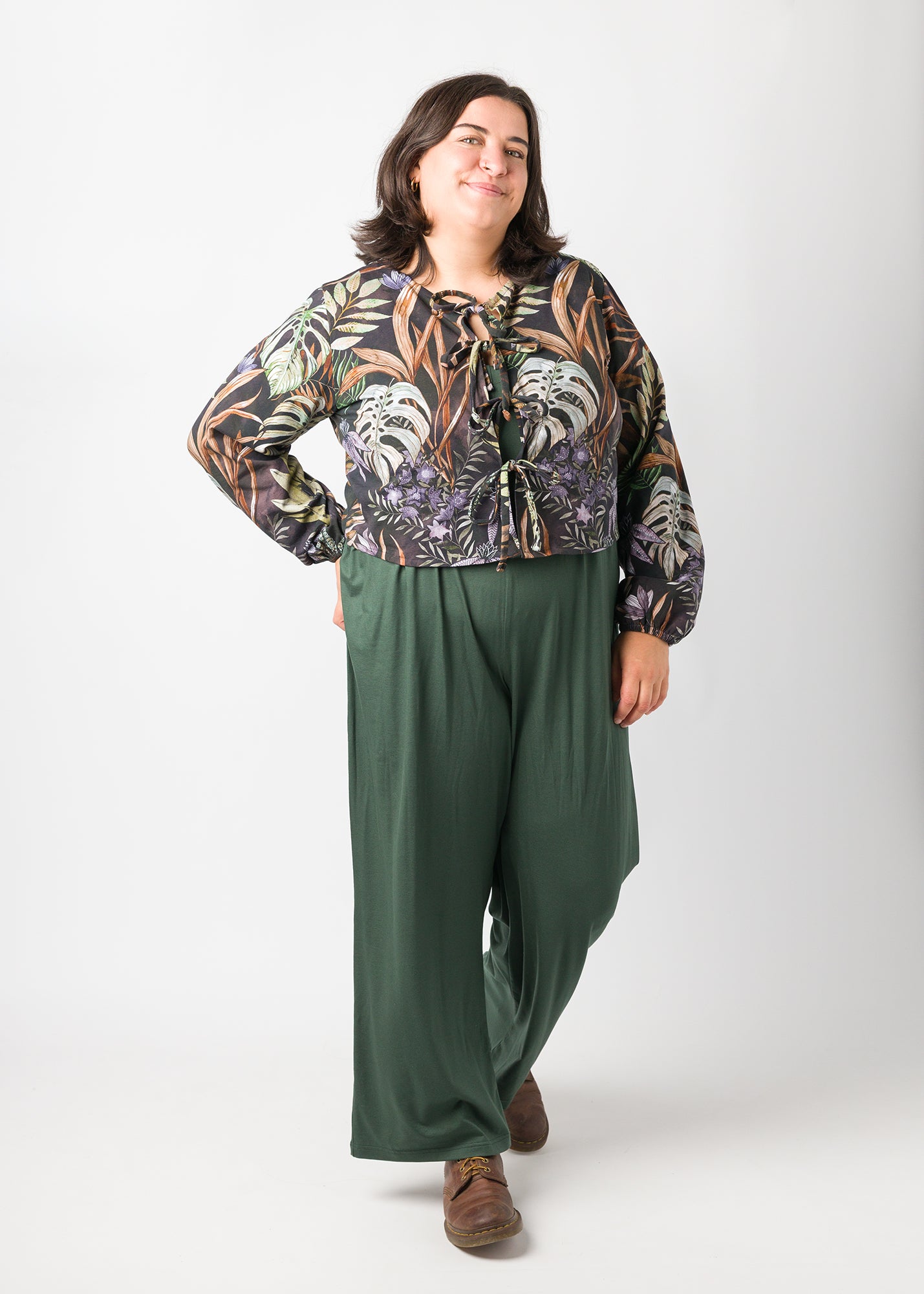 Flores trägt auf dem Foto 'Bella' Größe XL, Muster elastisch 'Plantlover' und  'Franz' Größe XXXL, Tenceljersey waldgrün