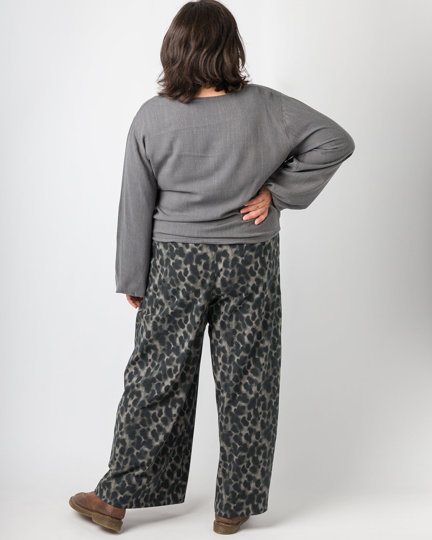 Flores trägt auf dem Foto 'Greta' mit Ballonärmel Größe XL, EcoVeroLeinen grau und 'Holly' weites Bein Größe XXL, Muster elastisch 'Dark Leobert'