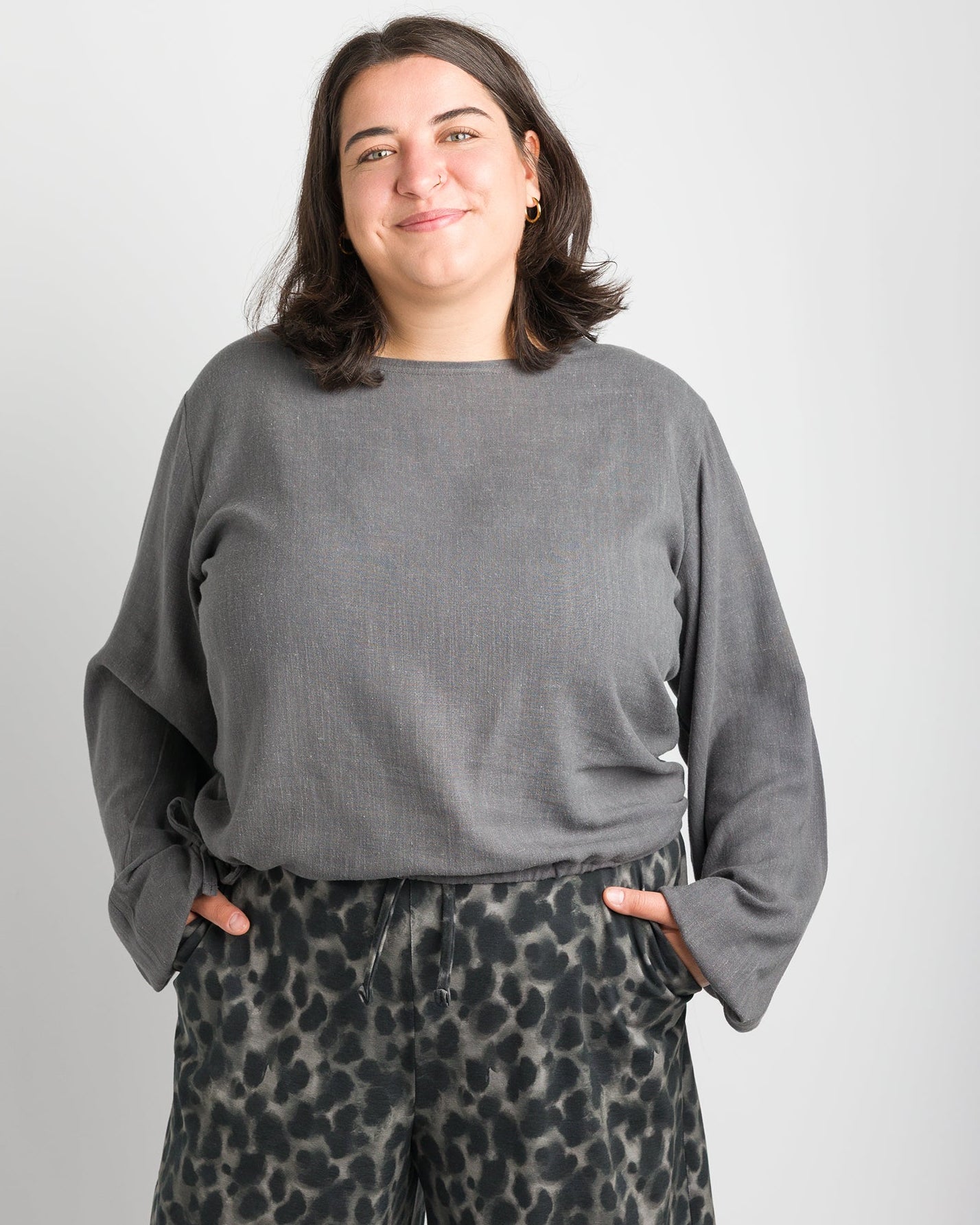 Flores trägt auf dem Foto 'Greta' Größe XL, EcoVeroLeinen grau