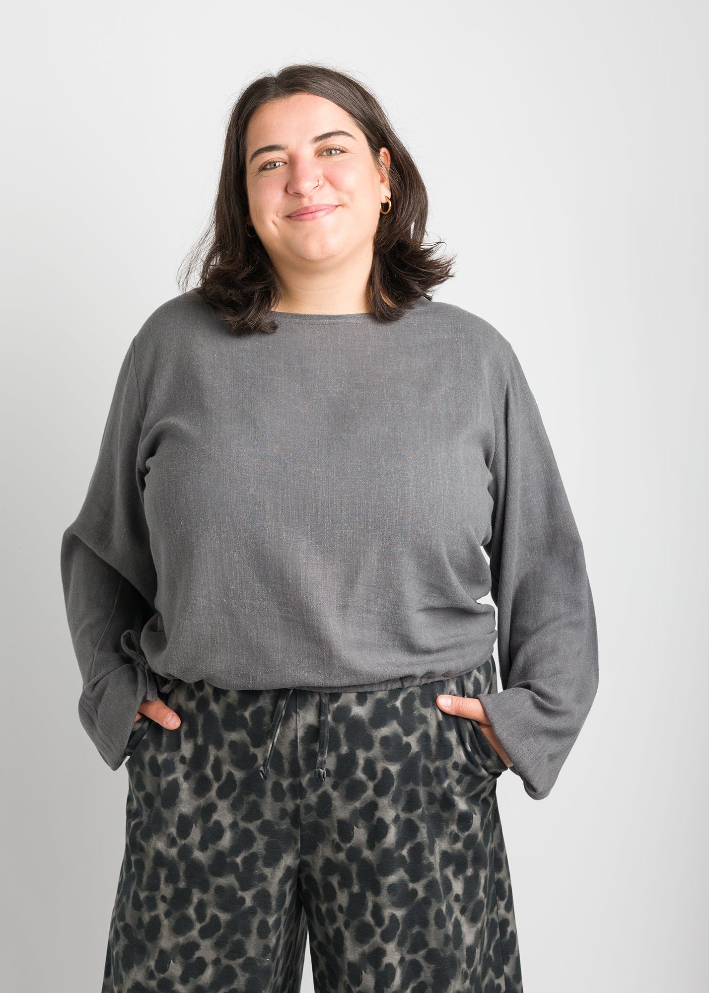 Flores trägt auf dem Foto 'Greta' Größe XL, EcoVeroLeinen grau