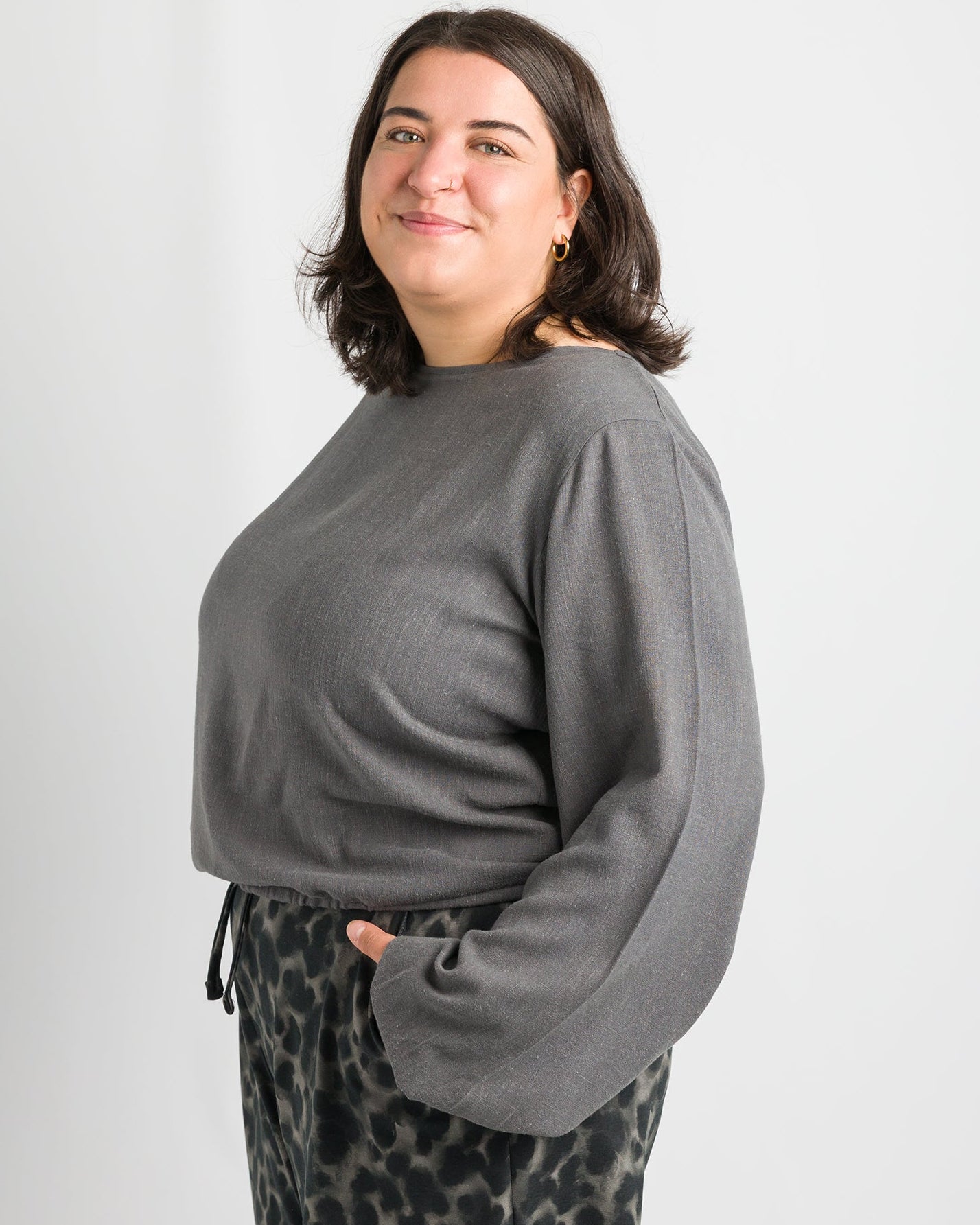 Flores trägt auf dem Foto 'Greta' Größe XL, EcoVeroLeinen grau