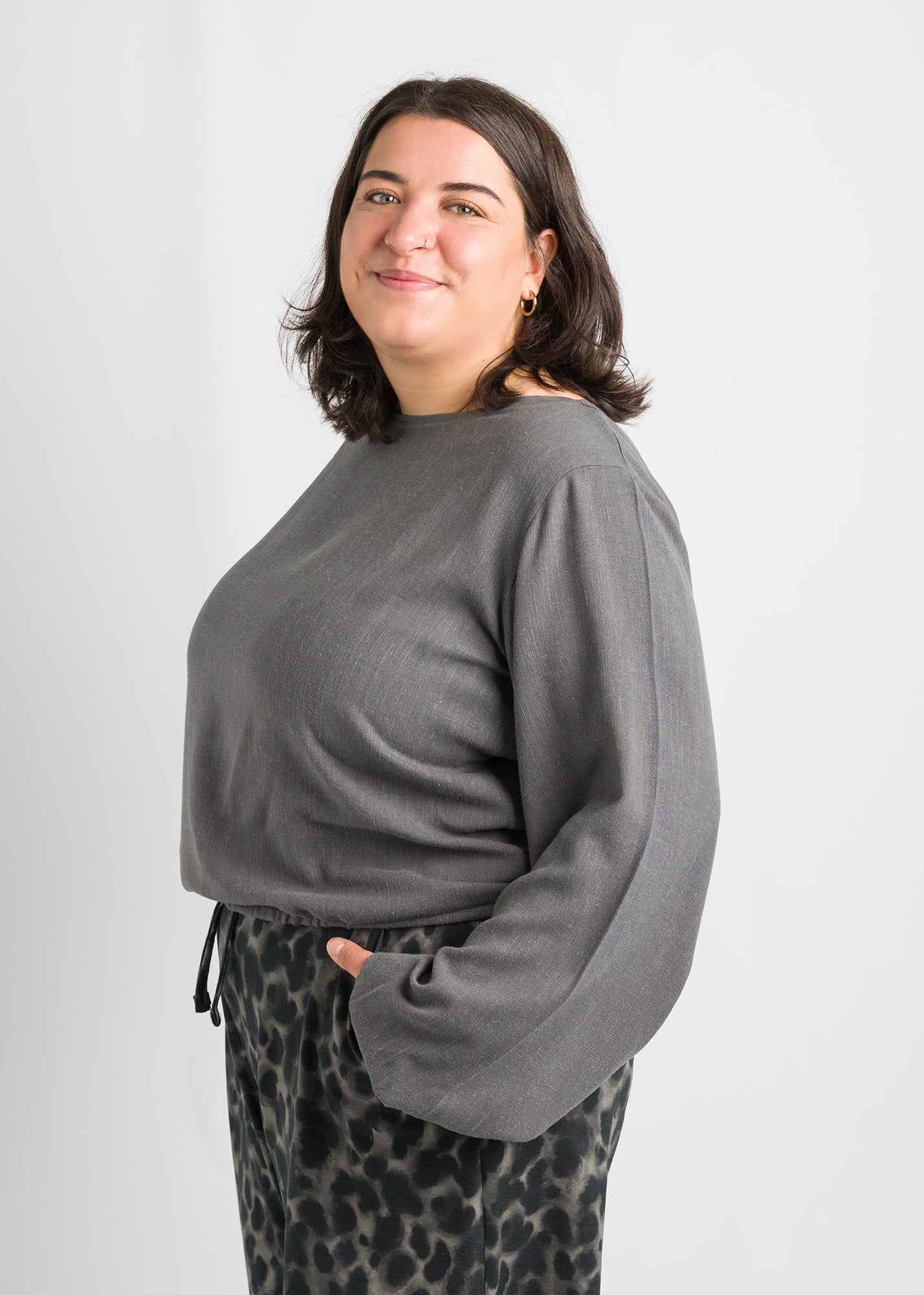 Flores trägt auf dem Foto 'Greta' Größe XL, EcoVeroLeinen grau