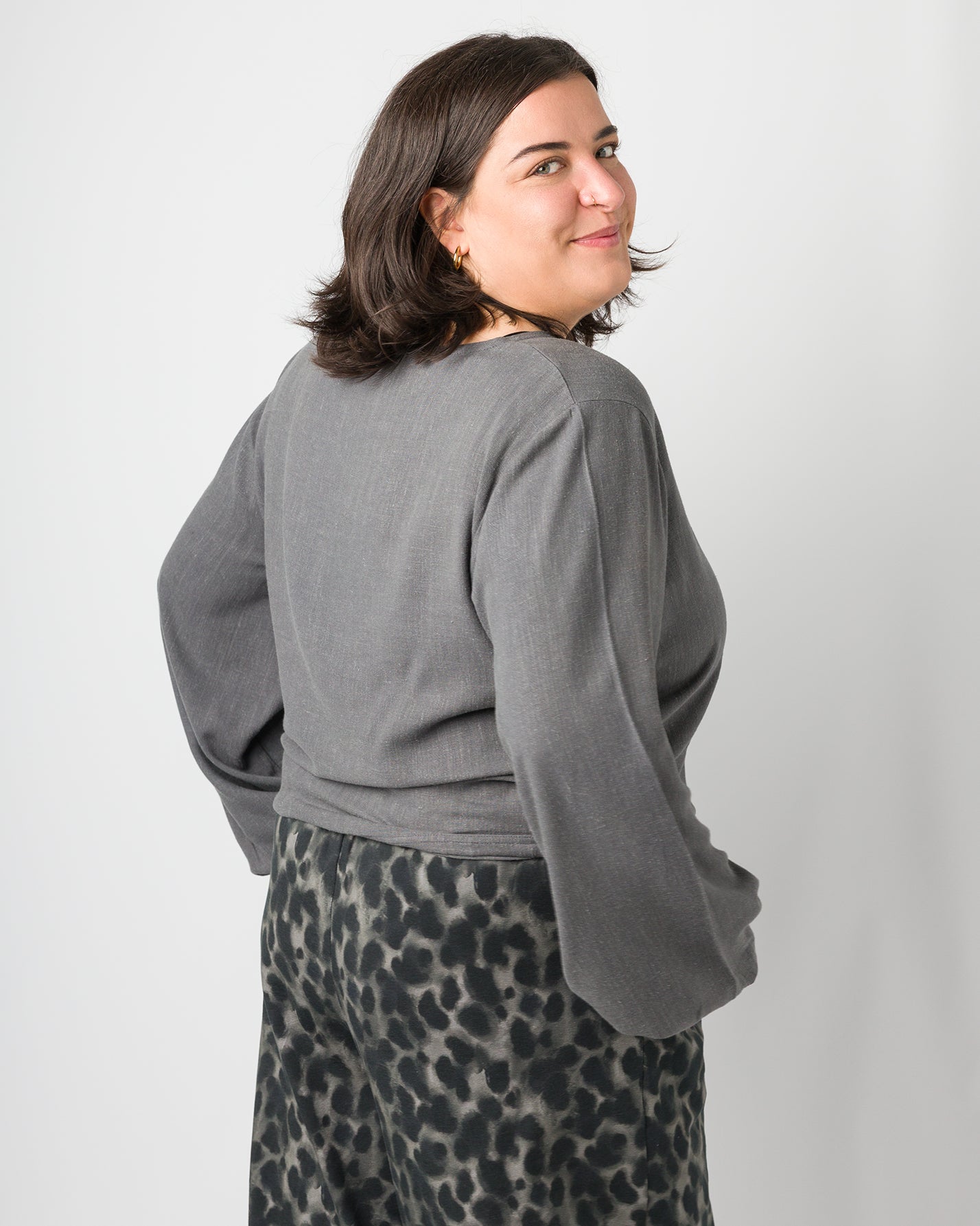 Flores trägt auf dem Foto 'Greta' Größe XL, EcoVeroLeinen grau