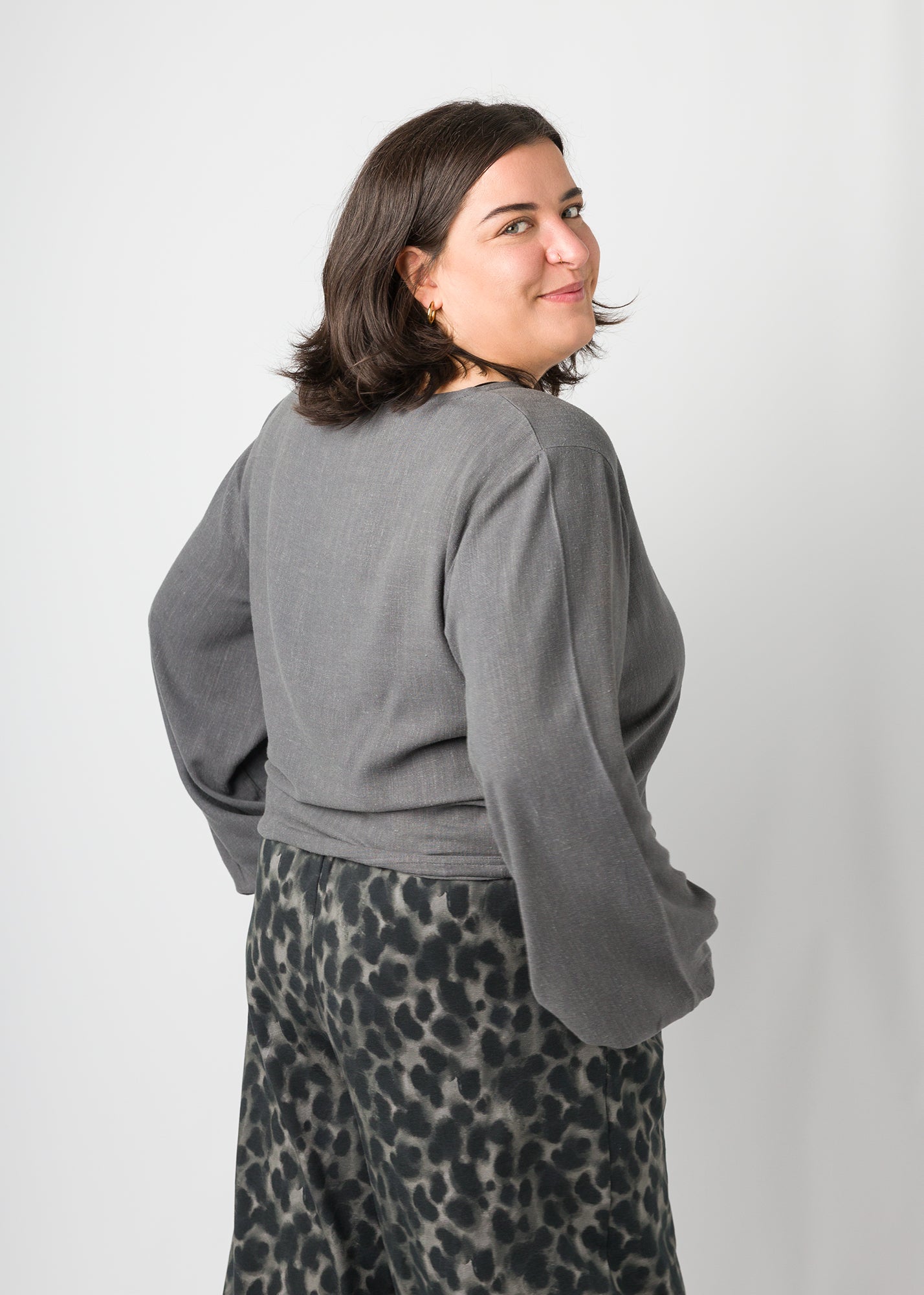 Flores trägt auf dem Foto 'Greta' Größe XL, EcoVeroLeinen grau