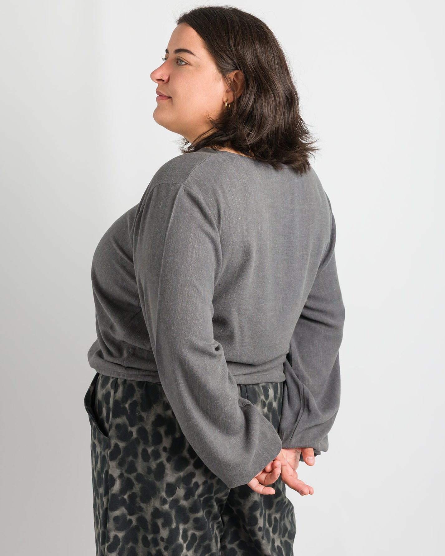 Flores trägt auf dem Foto 'Greta' Größe XL, EcoVeroLeinen grau