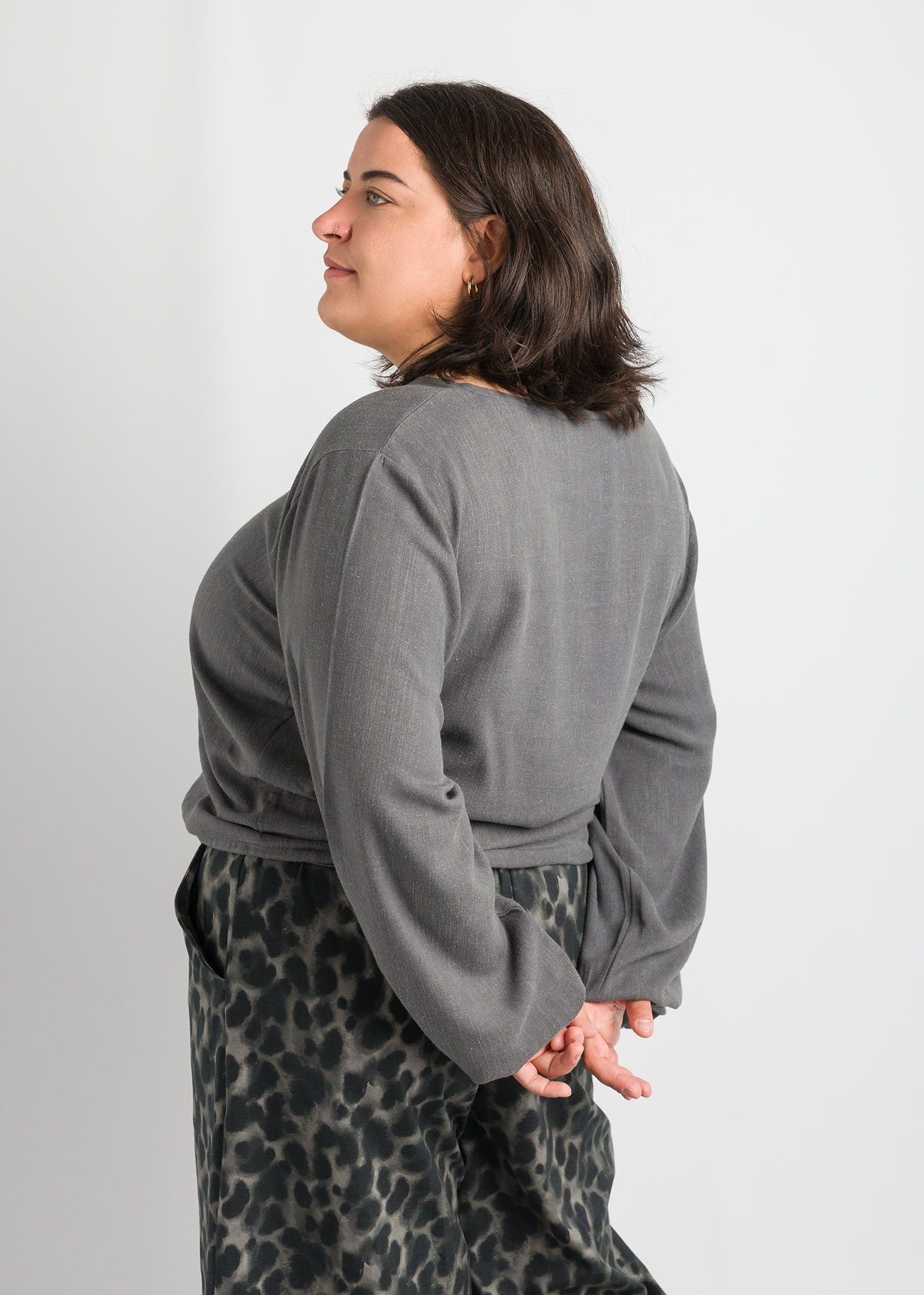 Flores trägt auf dem Foto 'Greta' Größe XL, EcoVeroLeinen grau