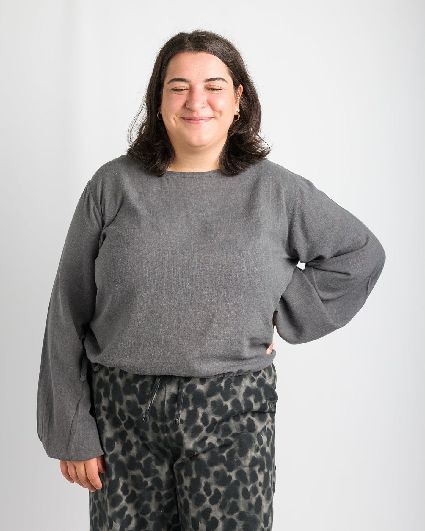 Flores trägt auf dem Foto 'Greta' Größe XL, EcoVeroLeinen grau