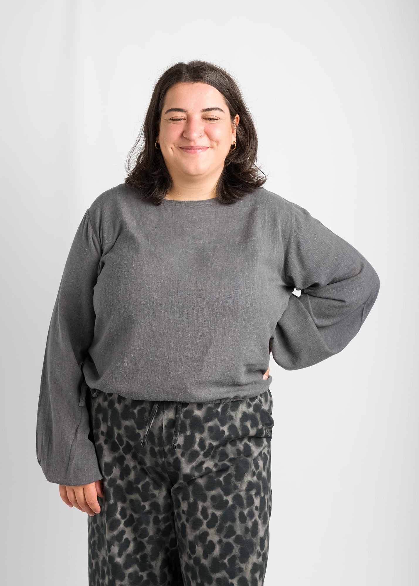 Flores trägt auf dem Foto 'Greta' Größe XL, EcoVeroLeinen grau