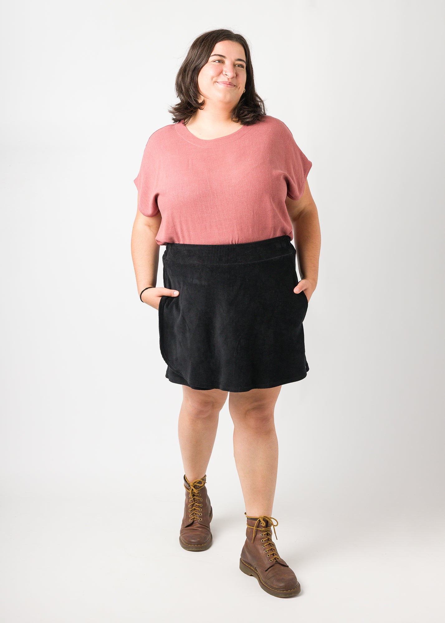 Flores trägt auf dem Foto 'Viviane' Größe XL, EcoVeroLeinen terra und 'Skadi' Größe XXL, Velvet-Cord schwarz