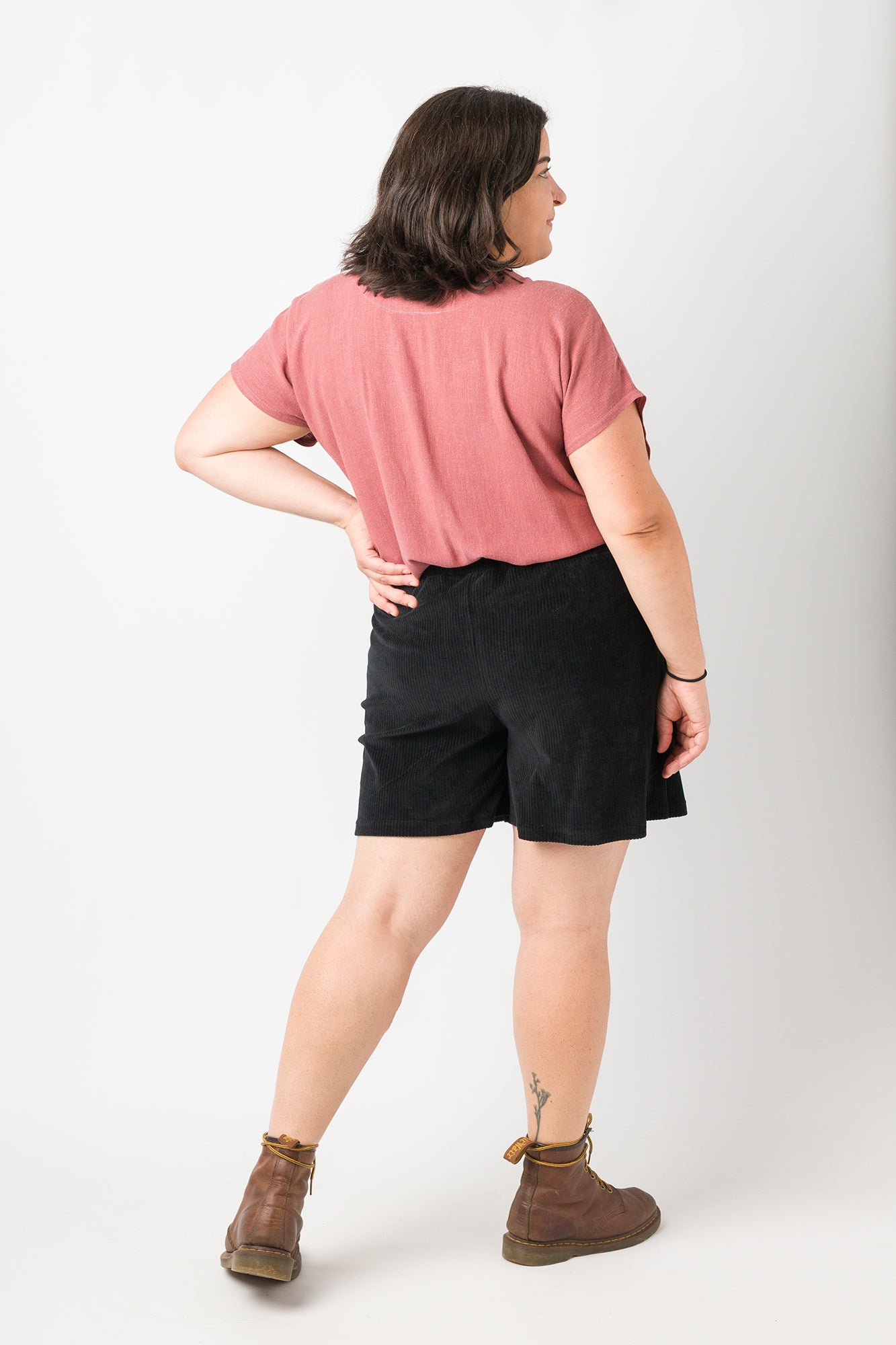 Flores trägt auf dem Foto 'Viviane' Größe XL, EcoVeroLeinen terra und 'Skadi' Größe XXL, Velvet-Cord schwarz