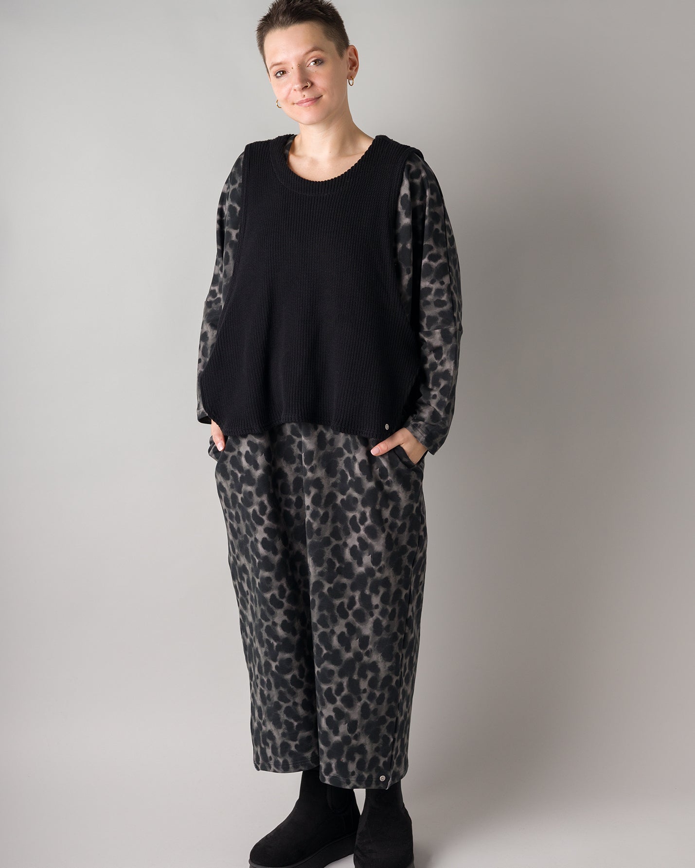 Melly trägt auf dem Foto 'Francis' Größe S, Muster elastisch 'Dark Leobert' und 'Pia' Größe S/M, Strick schwarz