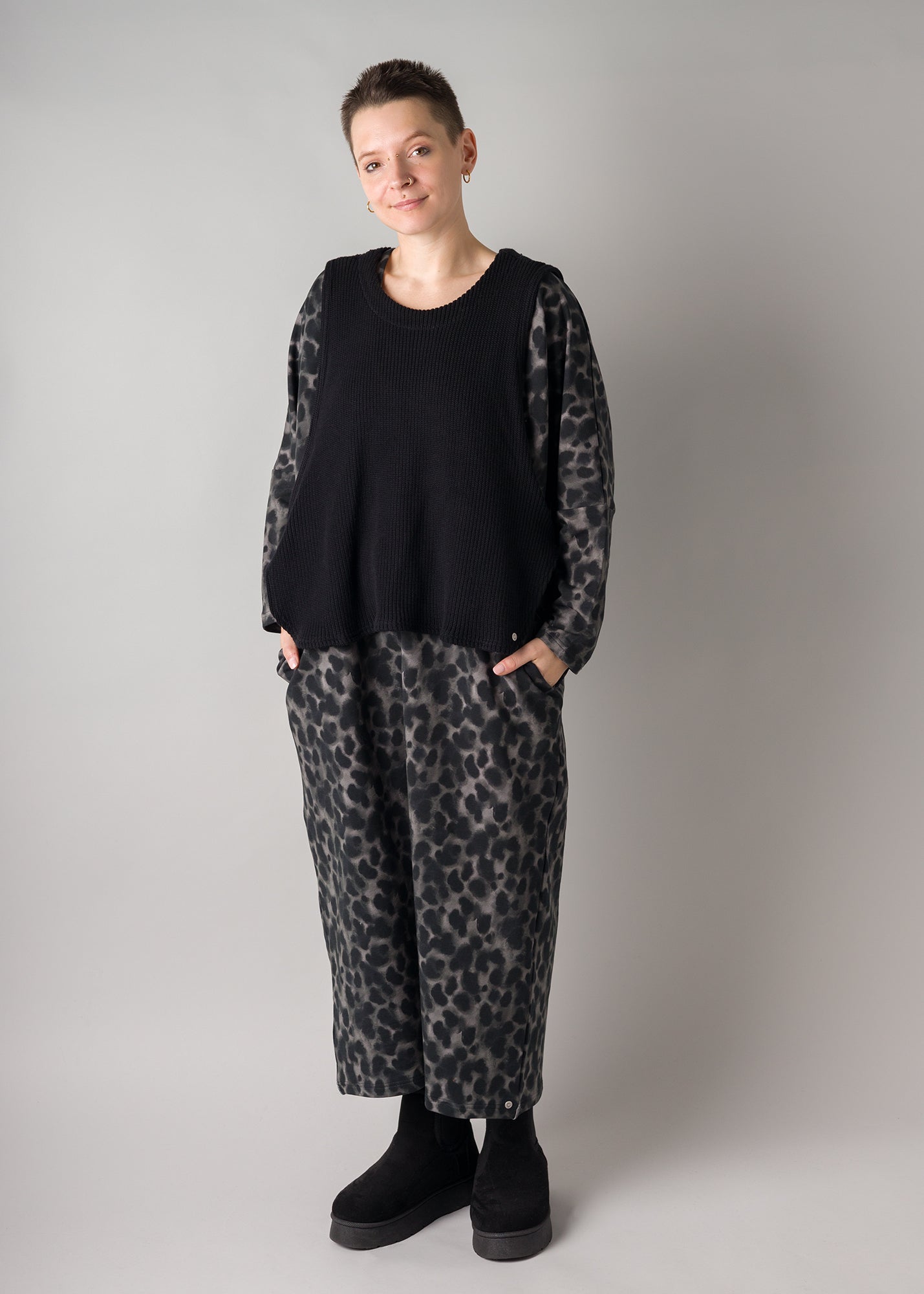 Melly trägt auf dem Foto 'Pia' Größe S/M, Strick