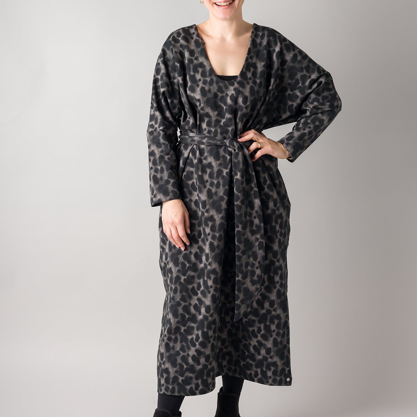 Melly trägt auf dem Foto 'Francis' Größe S, Muster elastisch 'Dark Leobert'