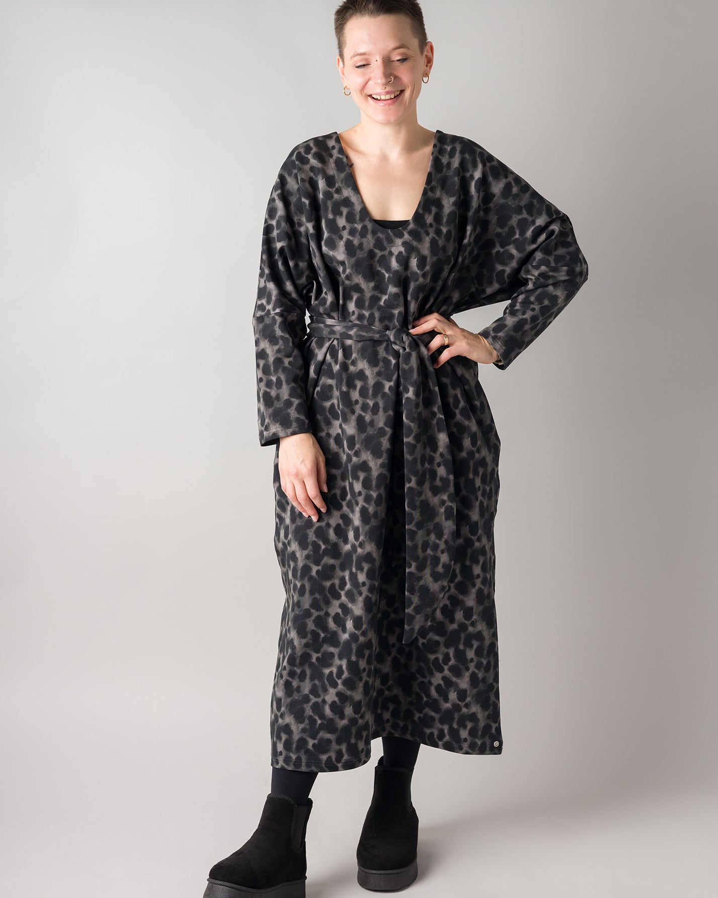 Melly trägt auf dem Foto 'Francis' Größe S, Muster elastisch 'Dark Leobert'