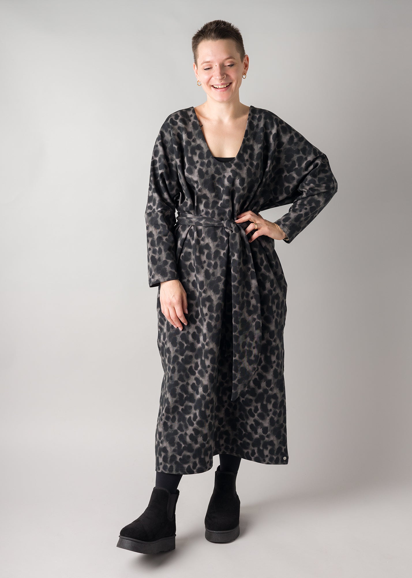 Melly trägt auf dem Foto 'Francis' Größe S, Muster elastisch 'Dark Leobert'